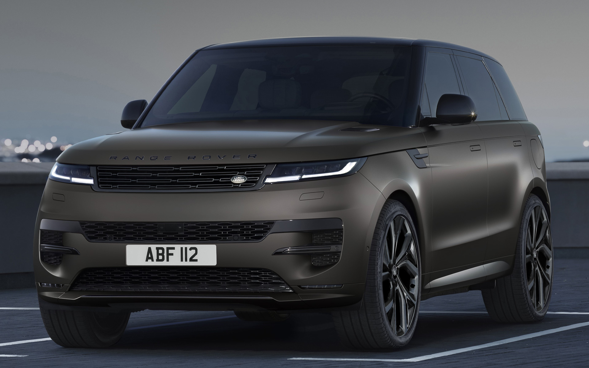 ランドローバーは限定35台の特別仕様車「レンジローバースポーツ サテンエディション」の受注を開始した