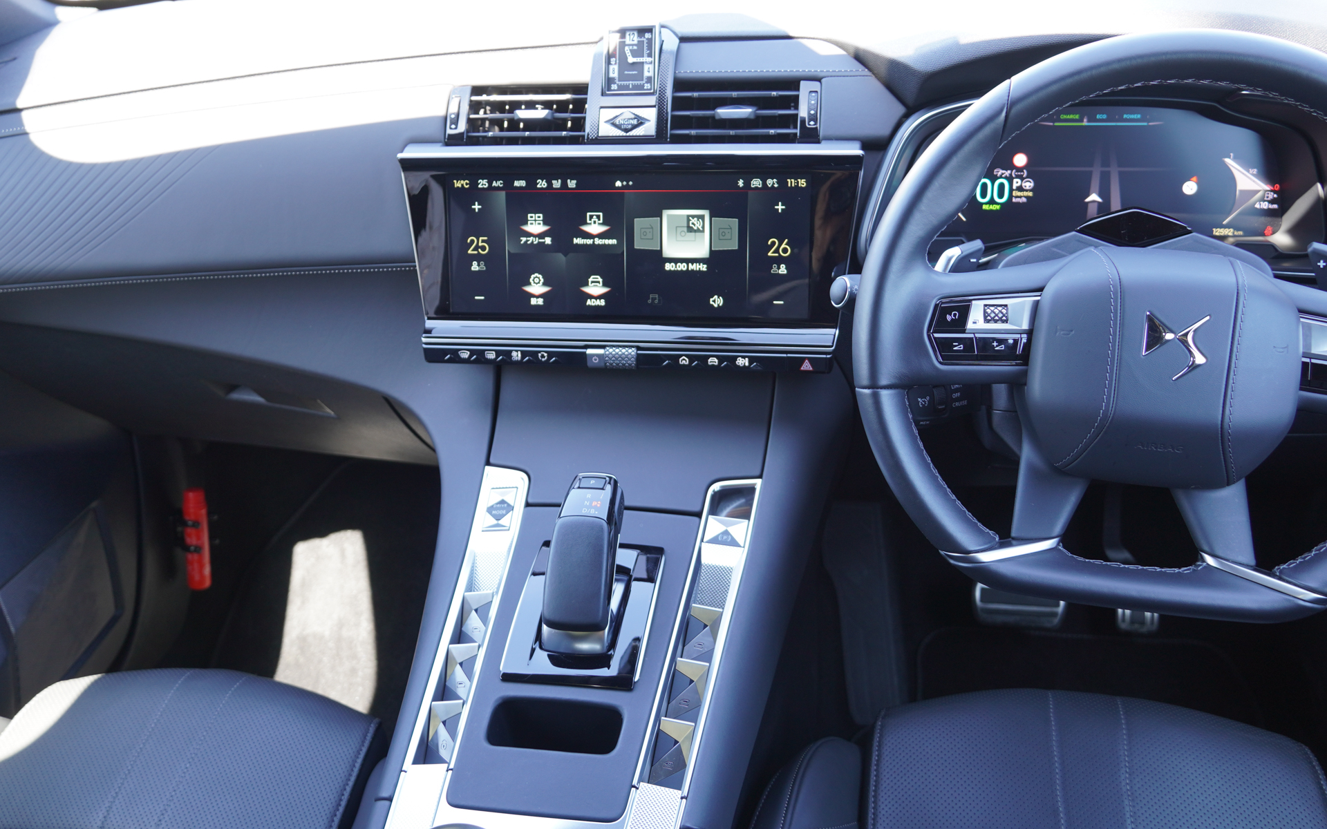 DS 7の車内。ChatGPTは音声で操作する