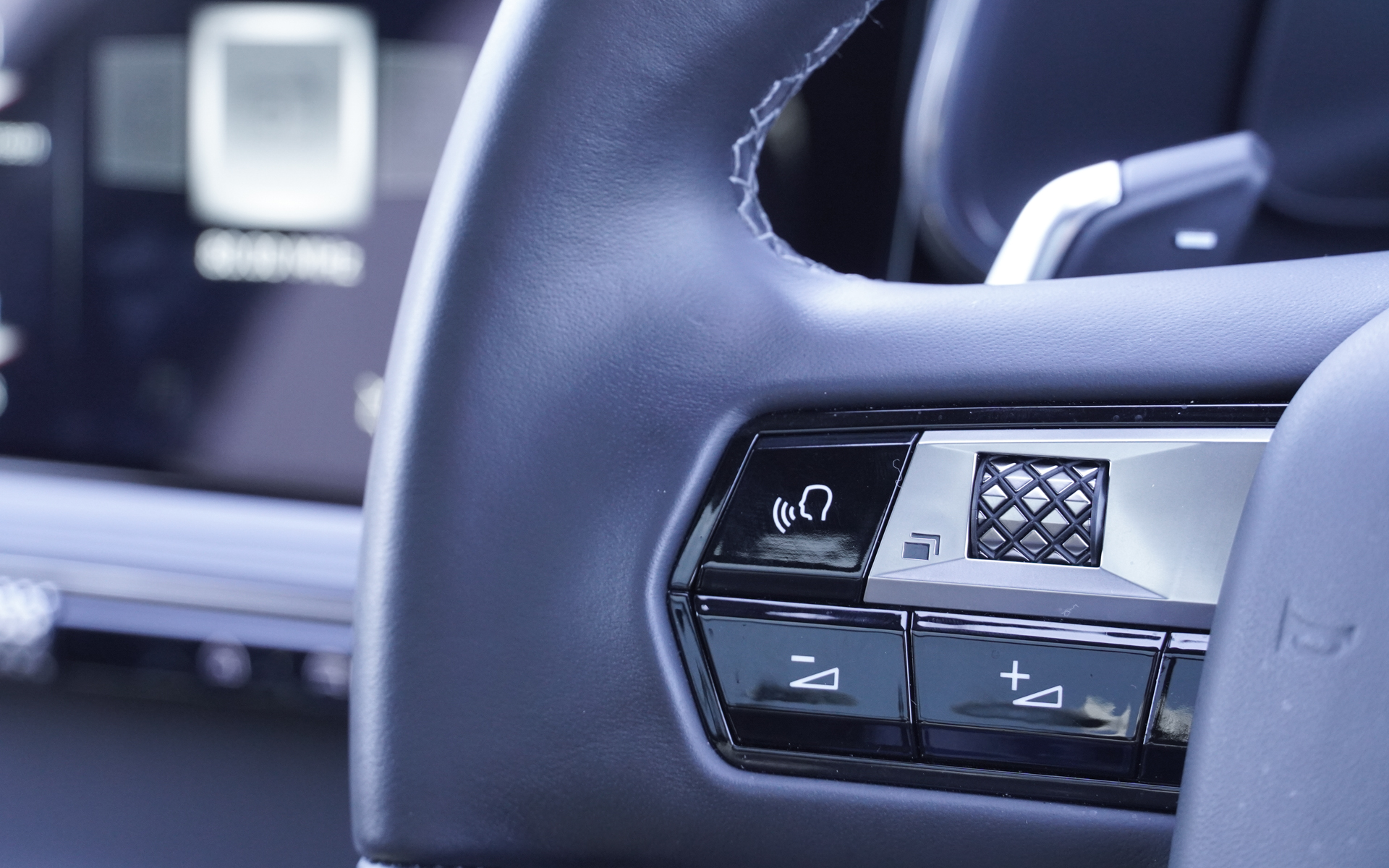 ステアリングホイールのボタンを押しても起動する