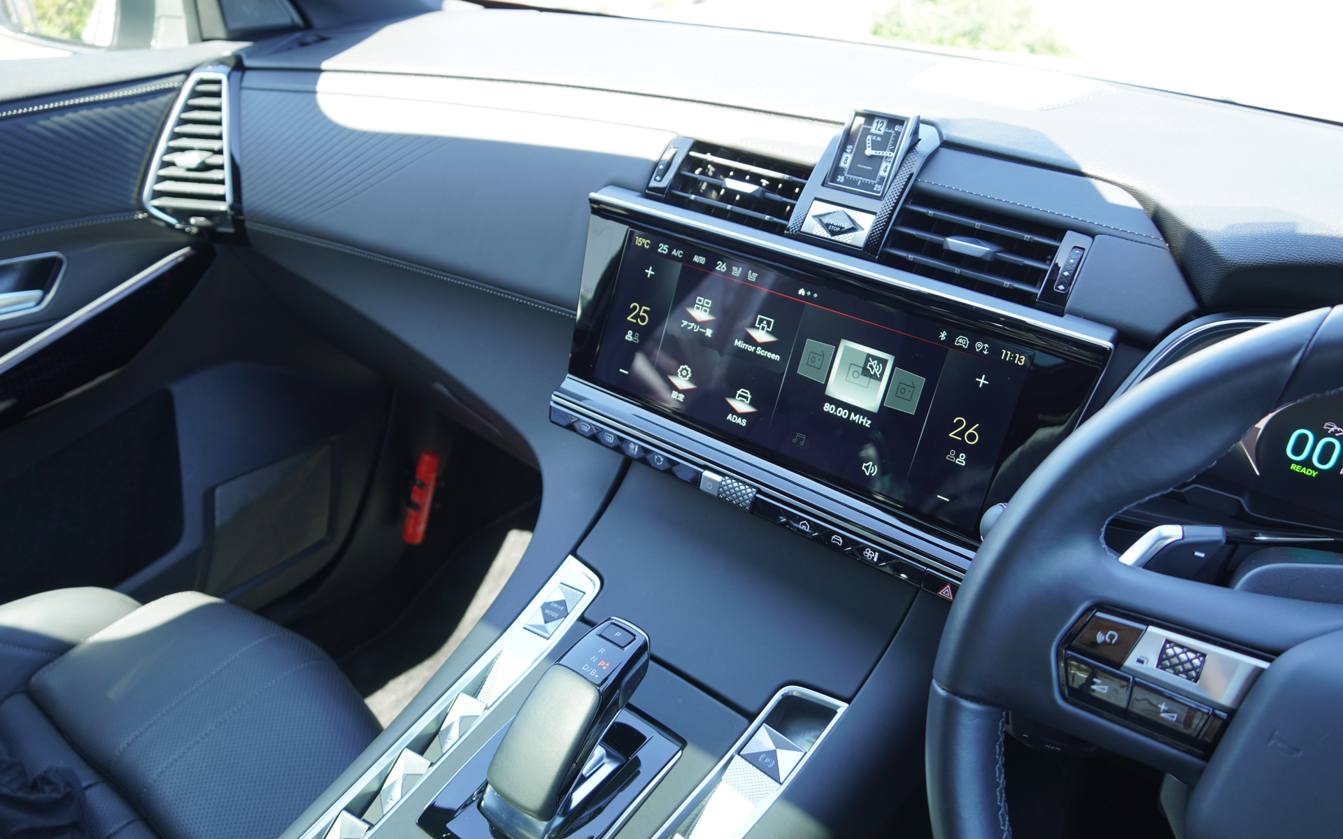 音声操作中は画面に表示が出るが、文字などが出るわけでもないので、画面を見る必要はない