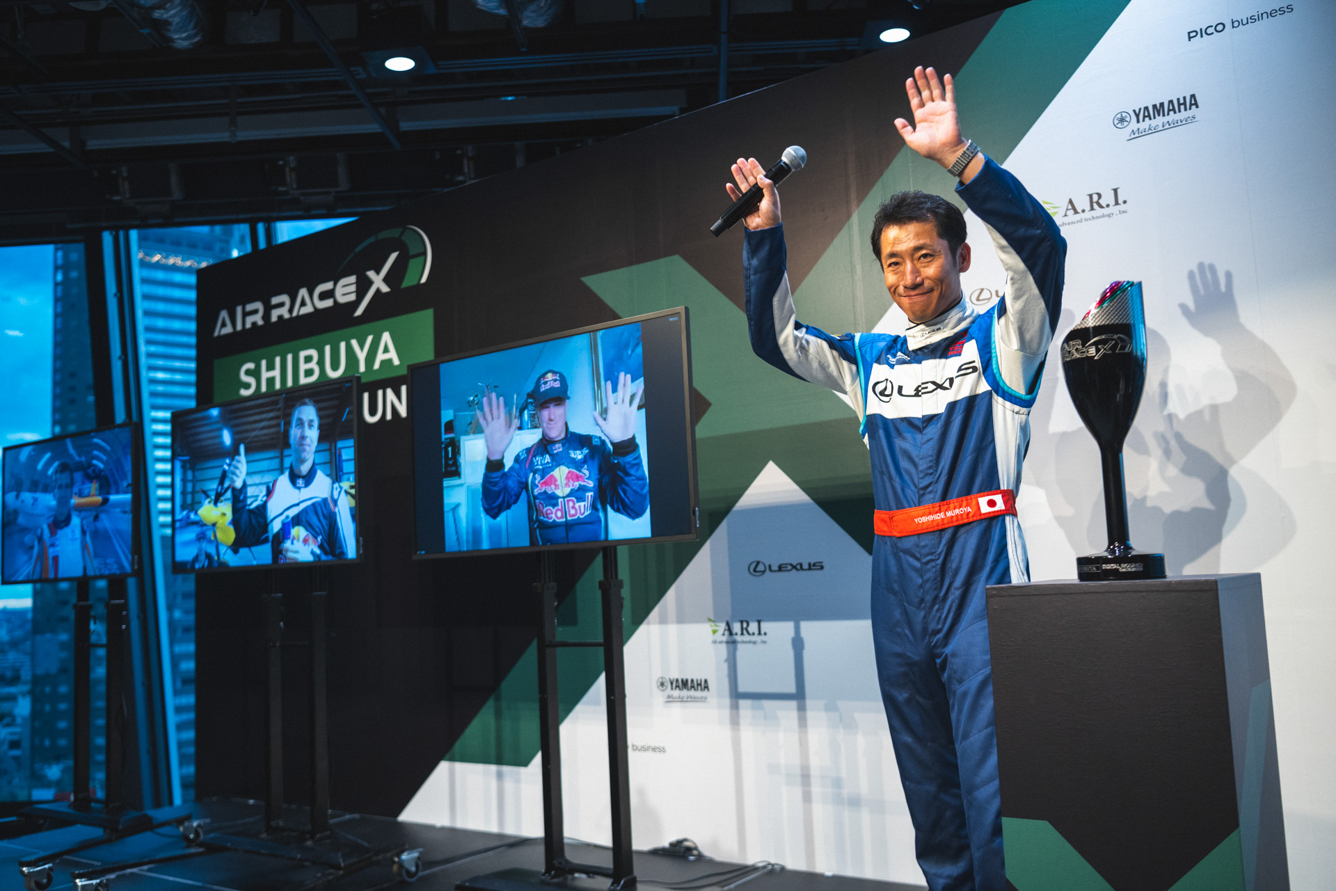 「AIR RACE X 渋谷デジタルラウンド」では、日本人パイロットの室屋義秀選手が優勝