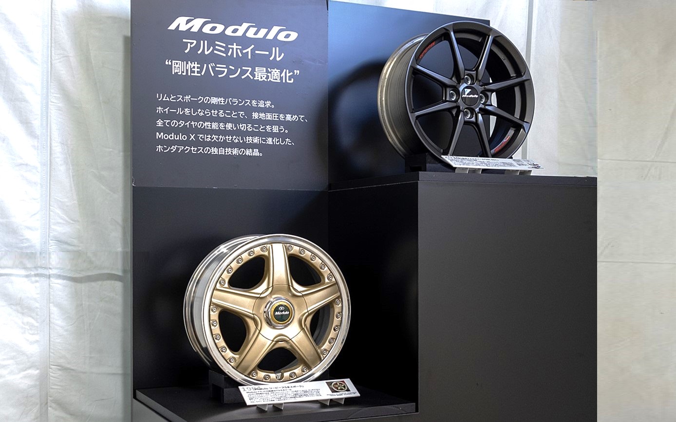 ゴールドの2ピースホイールがモデューロとして初めて発売されたアルミホイール。ホンダの3代目ビガー用だった。黒いホイールはモデューロ独自の思想で開発されたS660 Modulo X用のMR-R01