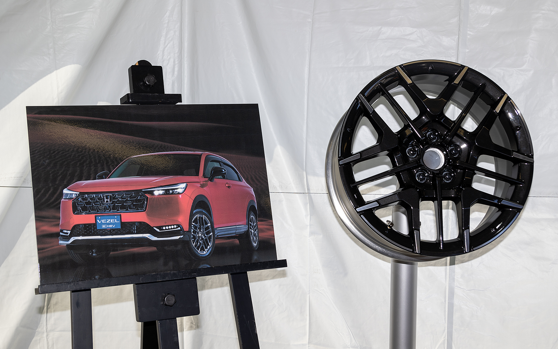 マイナーチェンジするヴェゼル用の18インチアルミホイール「MS-050」。5角形のセンターホールや切削の入れ方が特徴的