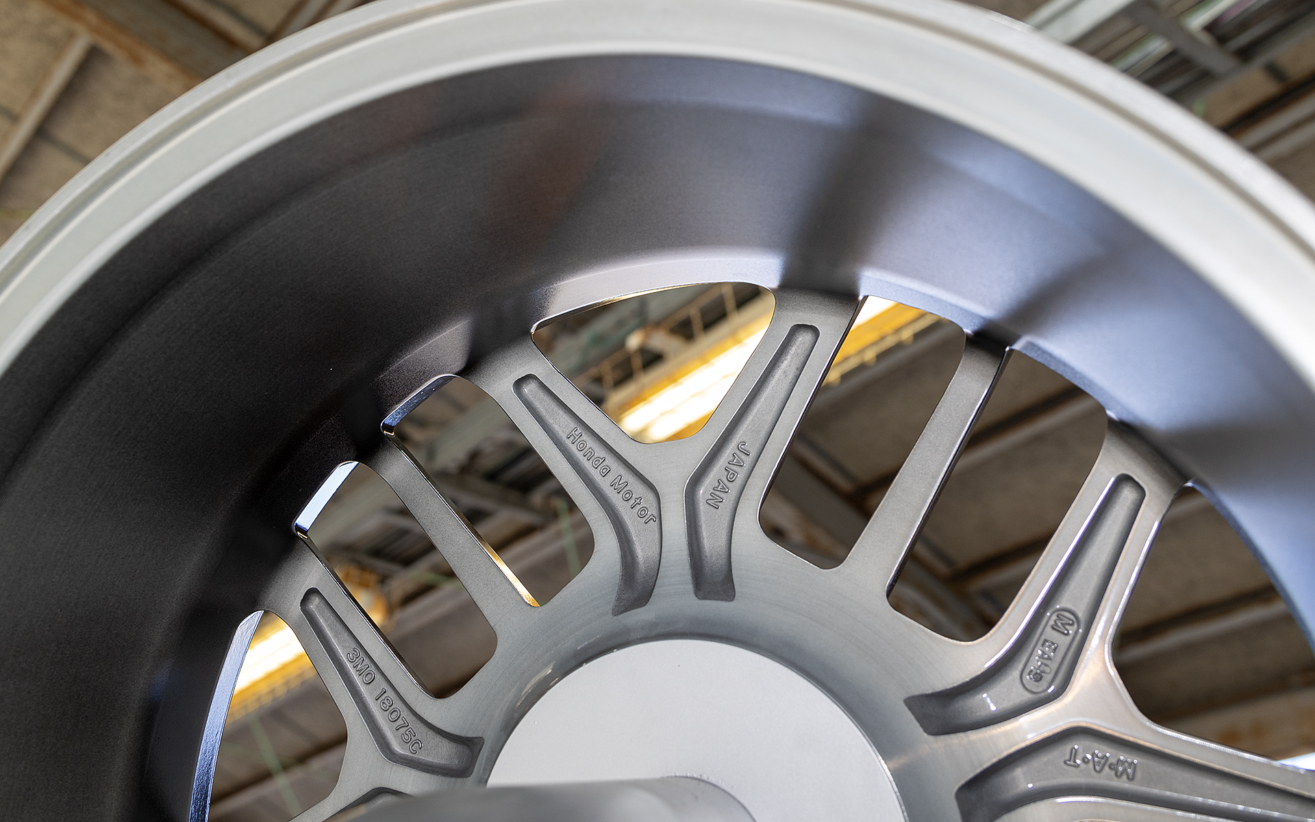 荷重を支えつつ“しなる”という独自の思想で開発。動くのはスポーク面だけでなく、内側先端までのリム全部。しかもただしなるだけでなく、タイヤの接地面を適切にしつつしなるのがポイント。最適にしならせるためリム部はできるかぎり凹凸をなくし、なめらかな形状になっている