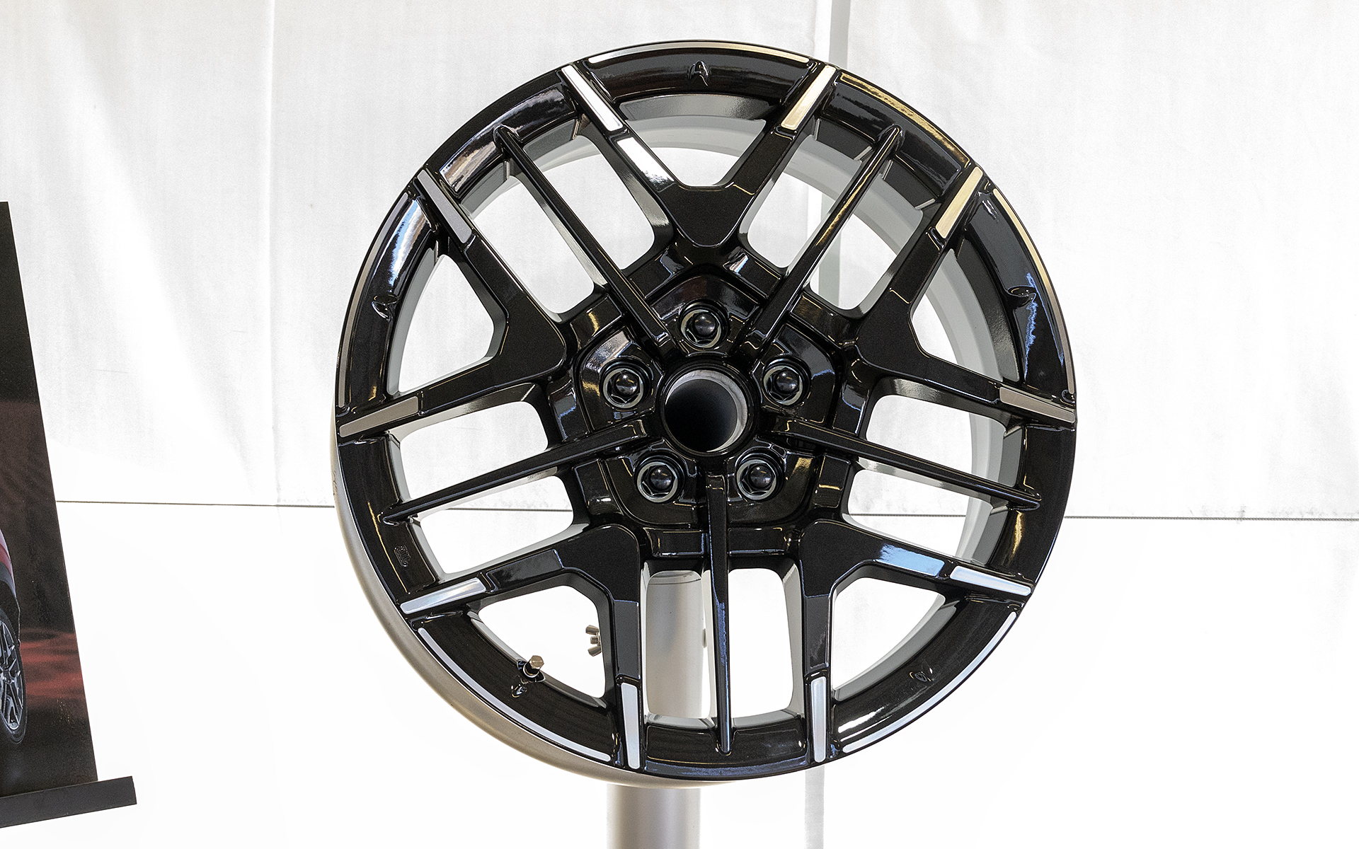 タイヤハウス内に入った空気はホイール裏面にも入り込み、それがホイールを内側から揺らすような影響を及ぼすこともあると言う。そこでMS-050は内側に入ってきた空気を効果的に外へ放出できるスポーク面のデザイン