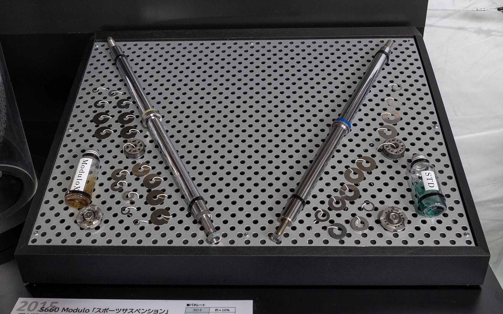 ショックアブソーバーの内部パーツ。特殊な構造ではないが内部のシムやベースバルブなどを開発し、動きの特性に大きく影響するダンパーオイルも車種によって変えている