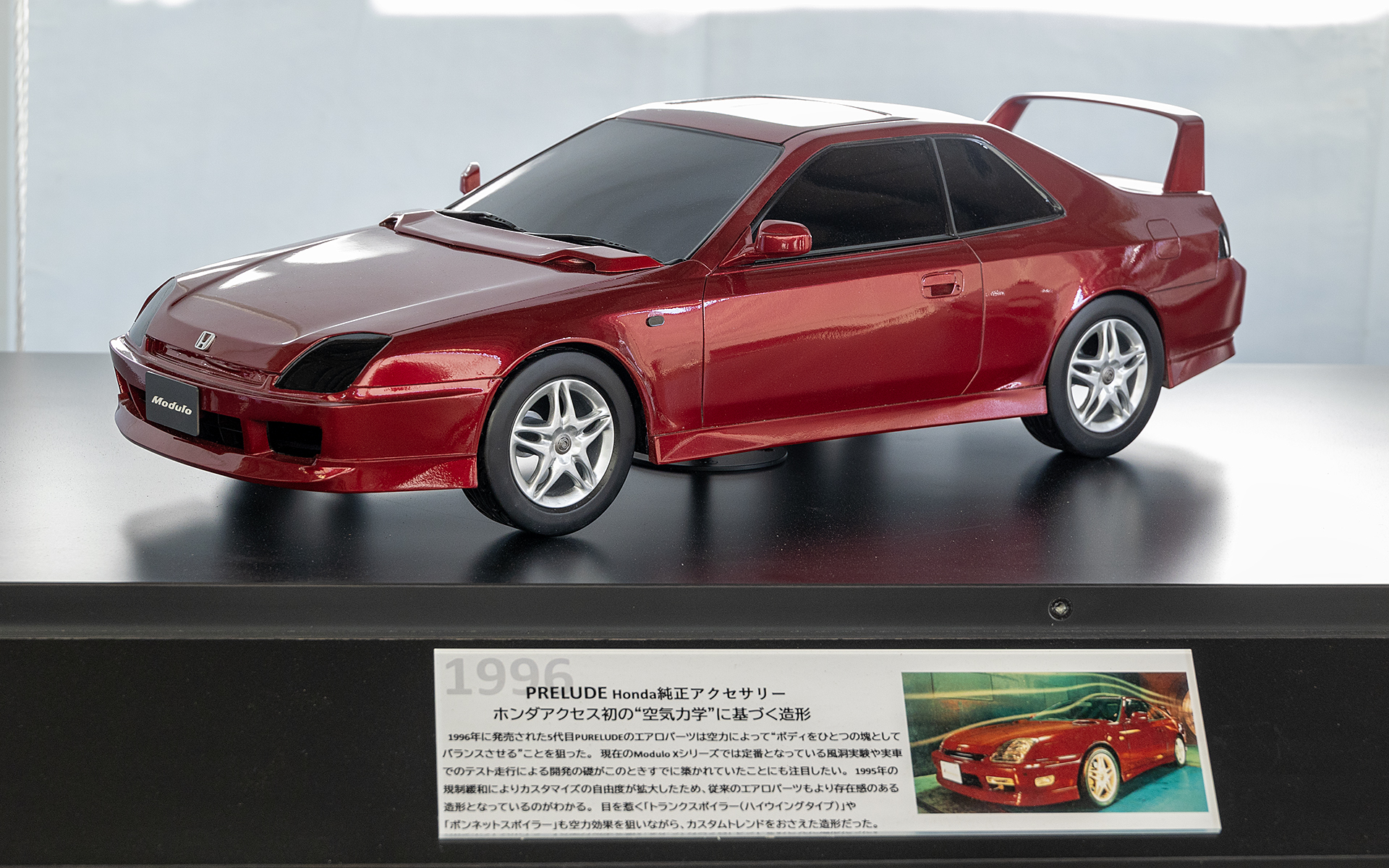 5代目プレリュードの模型。フロントスポイラーのほか、ボンネット後端にも空力パーツを追加。トランクスポイラーはハイタイプになっていた