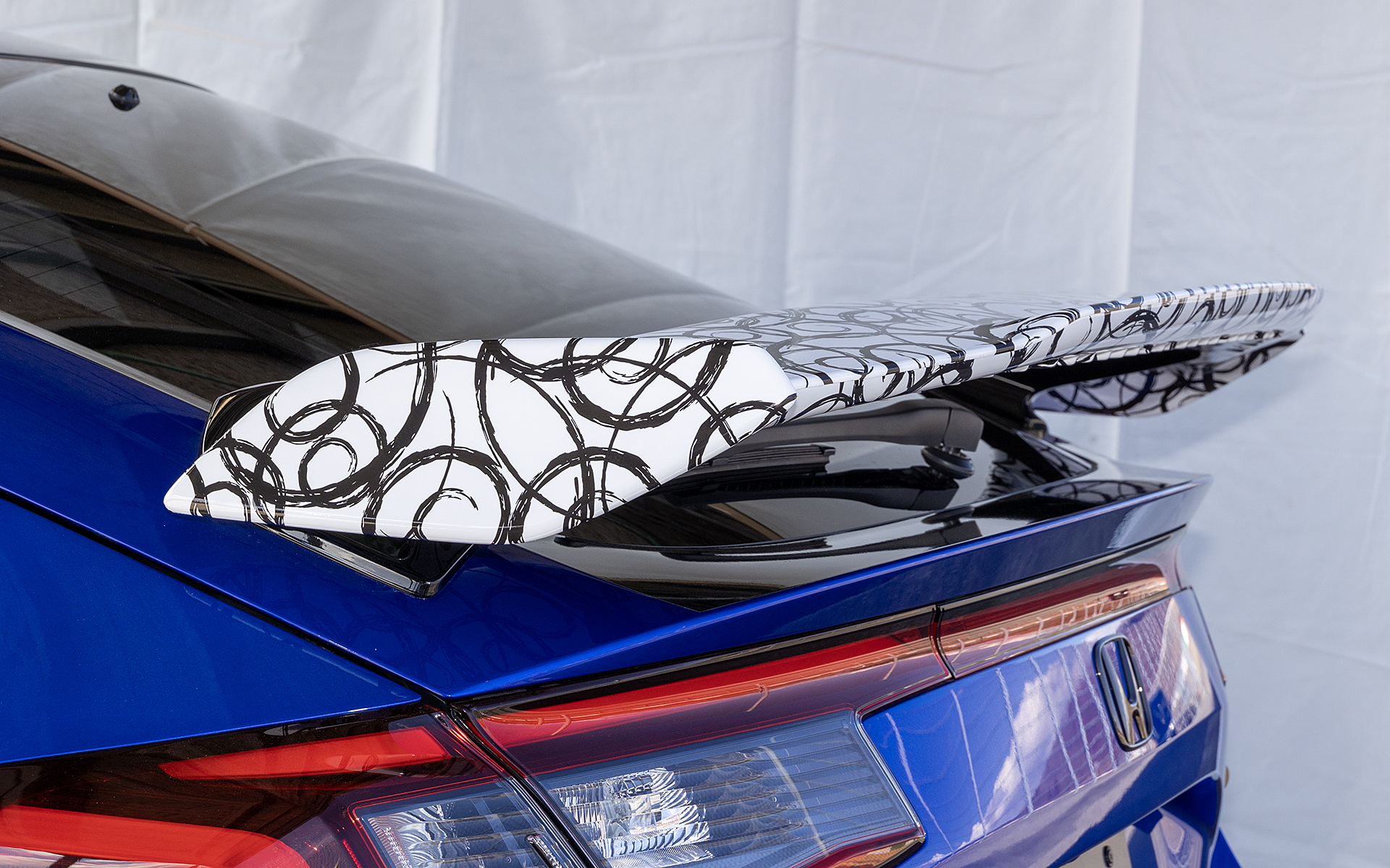 試作品はシビックTYPE R用がベースとなっているため。スタンダードなシビック向けにウイングの厚みや翼端板形状が変更される予定