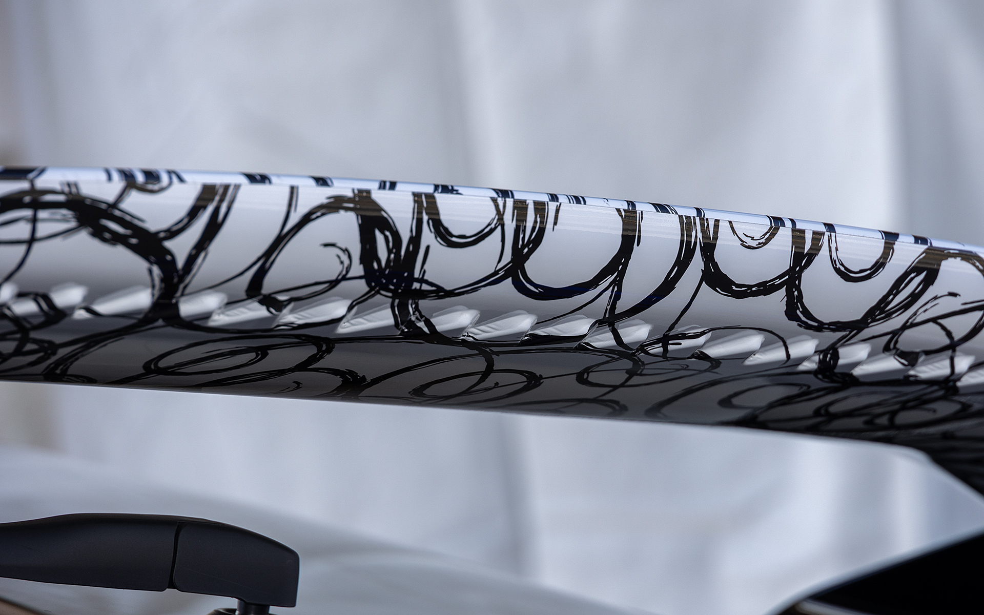 ギザギザを作ることで空気の流速が速い部分を作れる。その空気の流れを利用してテールゲートスポイラーの空力効果を向上させる狙い