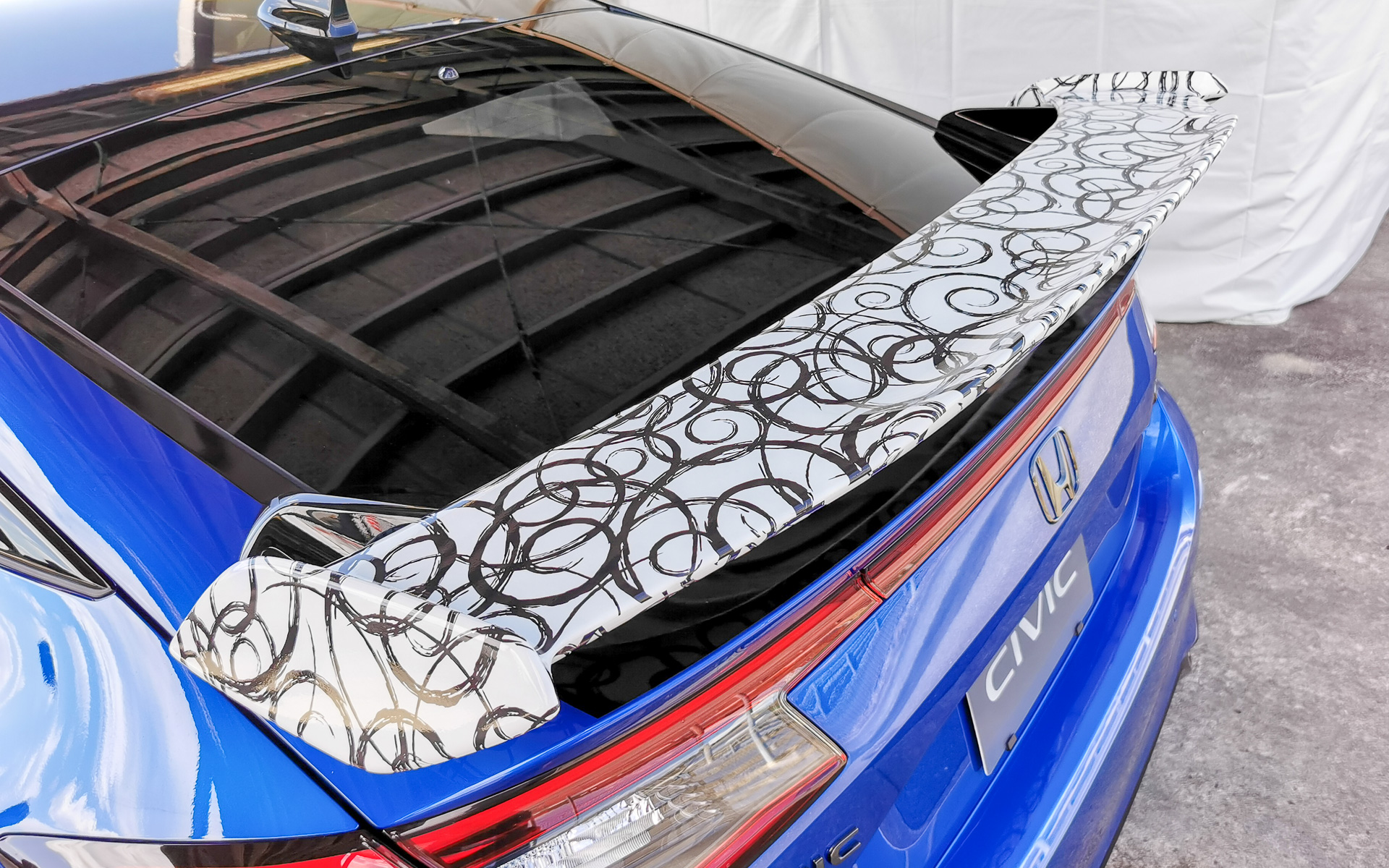 装着されているのが開発途中のテールゲートスポイラーだ