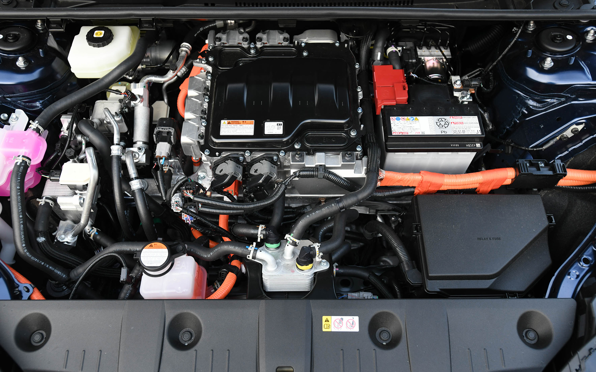 71.4kWhのリチウムイオン電池を搭載し、フロントとリアに最高出力80kW/4535-12500rpm、最大トルク169Nm/0-4535rpmを発生するモーターを1基ずつ、計2基採用する4WDモデル。WLTCモードでの一充電走行距離は487km