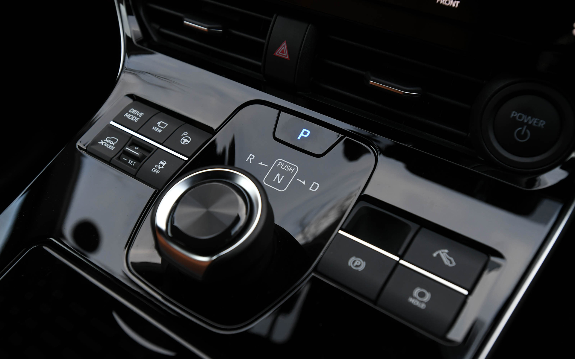 シフトはダイヤルタイプ。まわりには電動パーキングブレーキスイッチのほか、X-MODEのスイッチ、パノラミックビューモニターのスイッチなどを配置