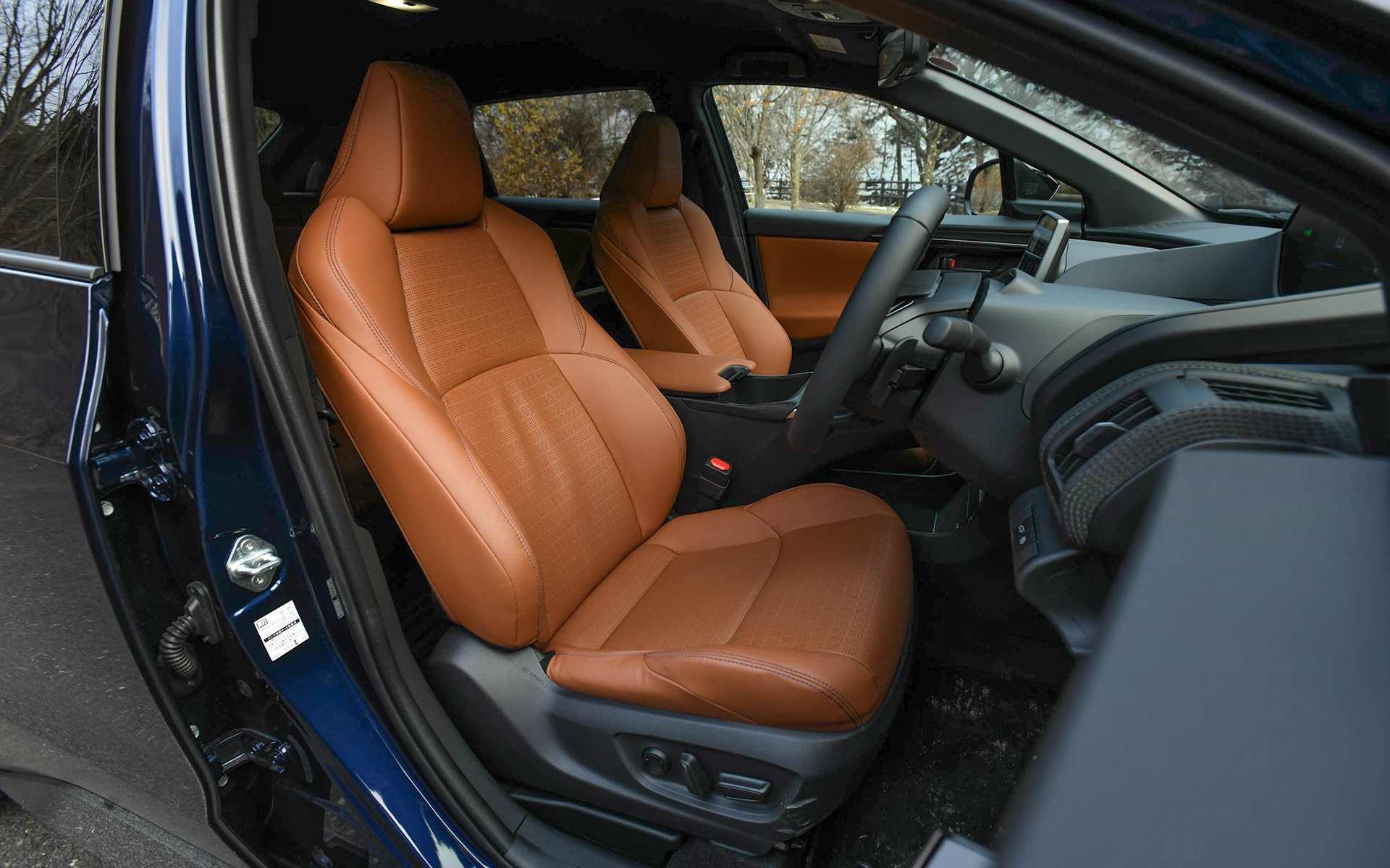 シート表皮は本革（タン）が標準