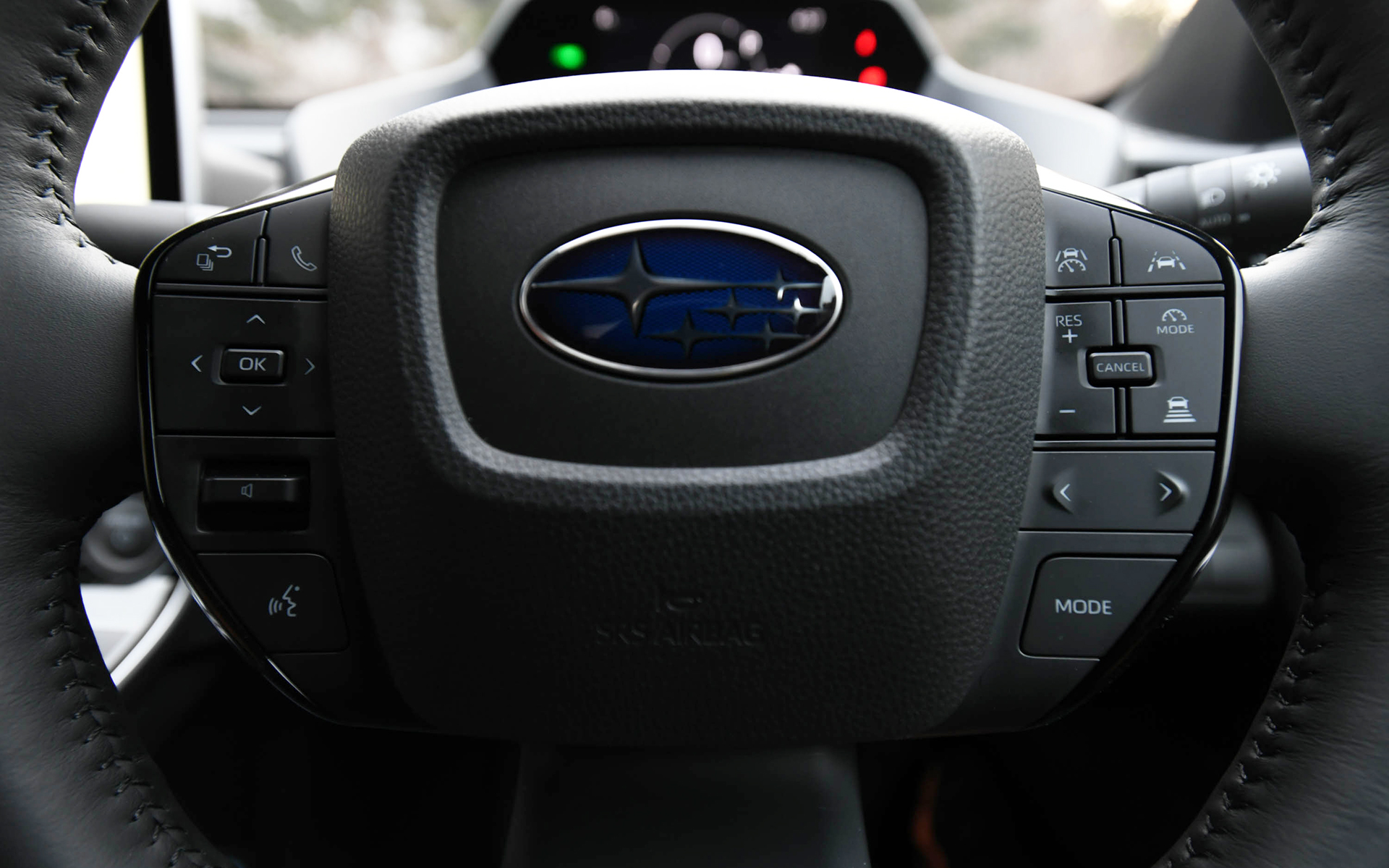 左側にオーディオ関連やナビの表示を切り替えるスイッチを、右側に運転支援機能のスイッチを配置