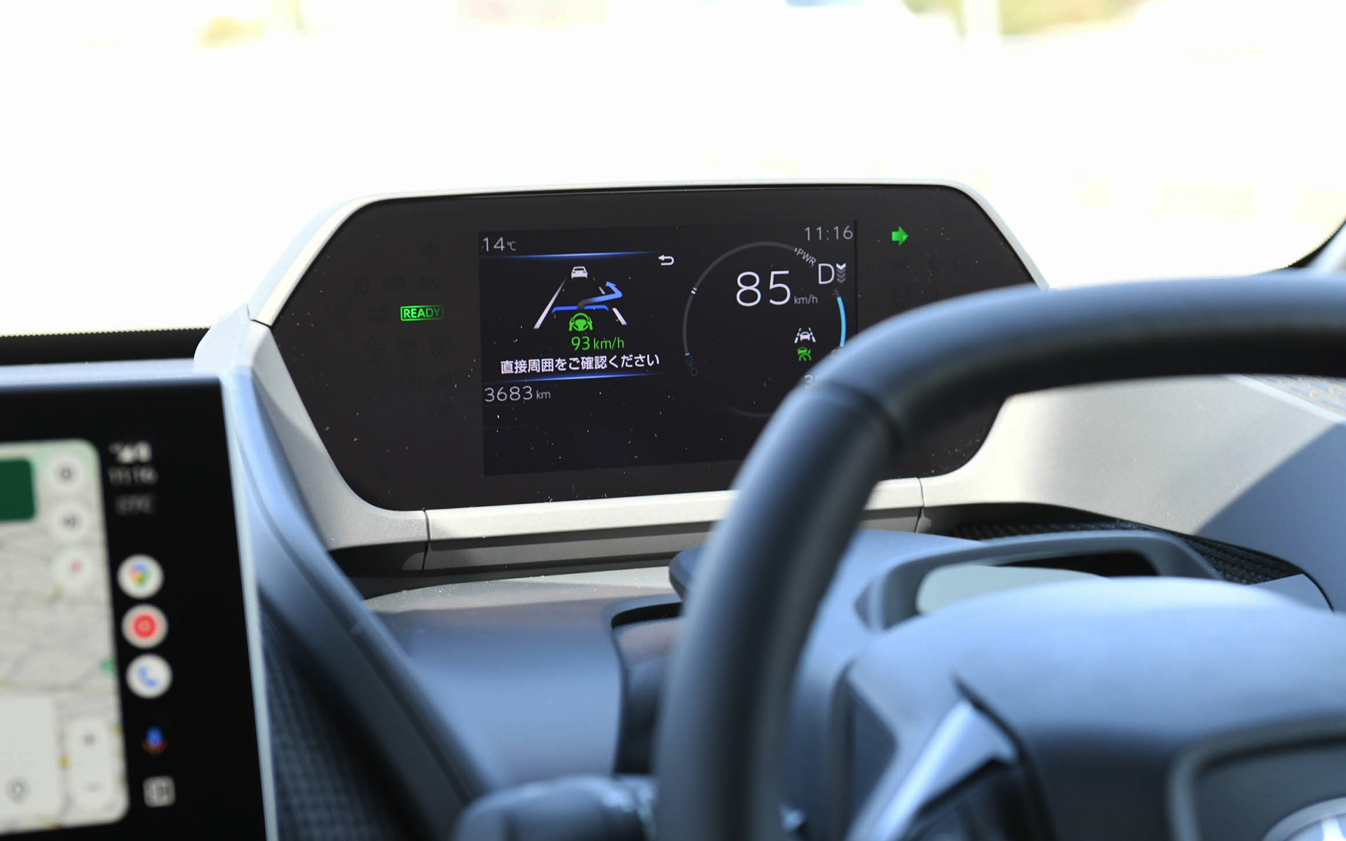 自動車専用道路を約70km/h～130km/hで走行時かつ、車線の中央をキープするようにハンドル操作をアシストする「レーントレーシングアシスト」が起動している場合、ウインカーレバーを操作してシステムが作動可能と判断すると、ハンドルを制御して車線変更をアシストする「レーンチェンジアシスト」が利用できる。なお、自動車専用道路での渋滞時に一定の条件を満たすと、ハンドルから手を離すことができる運転支援機能「Advanced Drive」（渋滞時支援）も搭載されているが、残念ながら今回は試すことができなかった