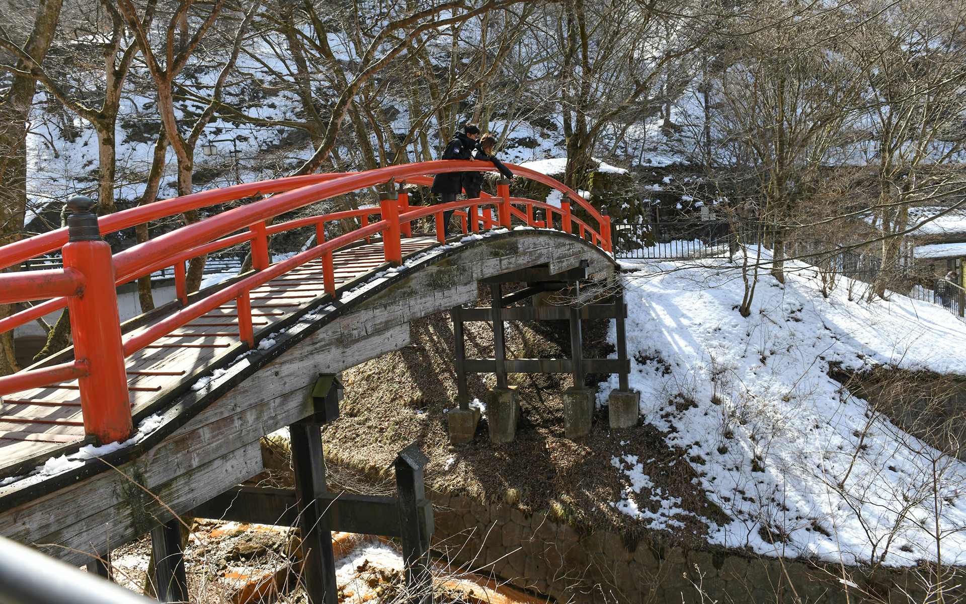 駐車場から伊香保飲泉所に向かう途中に橋があり、下を流れる川が見られる