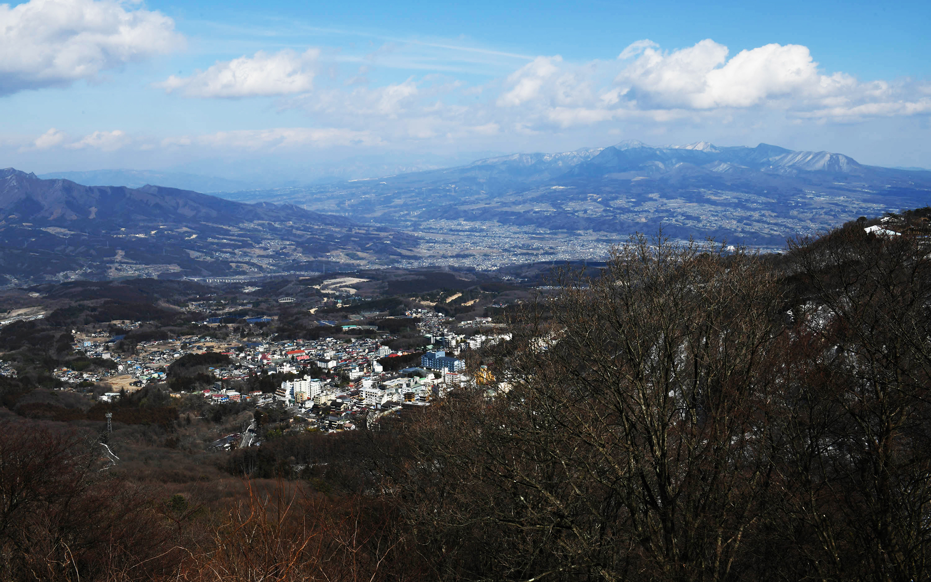 伊香保温泉から榛名山に向かう途中に、伊香保の温泉街や周囲の山々を一望できる展望台がある