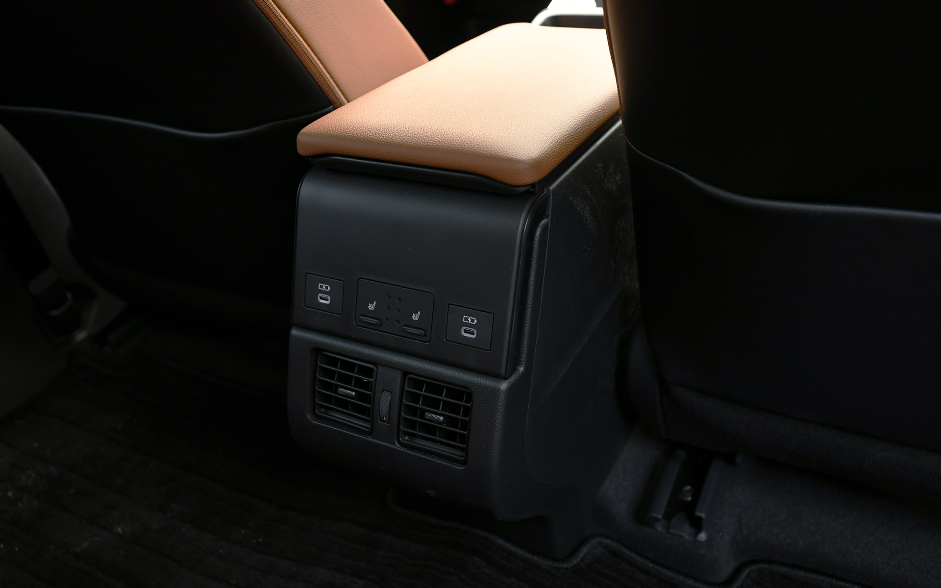 リアシートにもシートヒーターが用意されるほか、Type-Cの充電ポートも備える