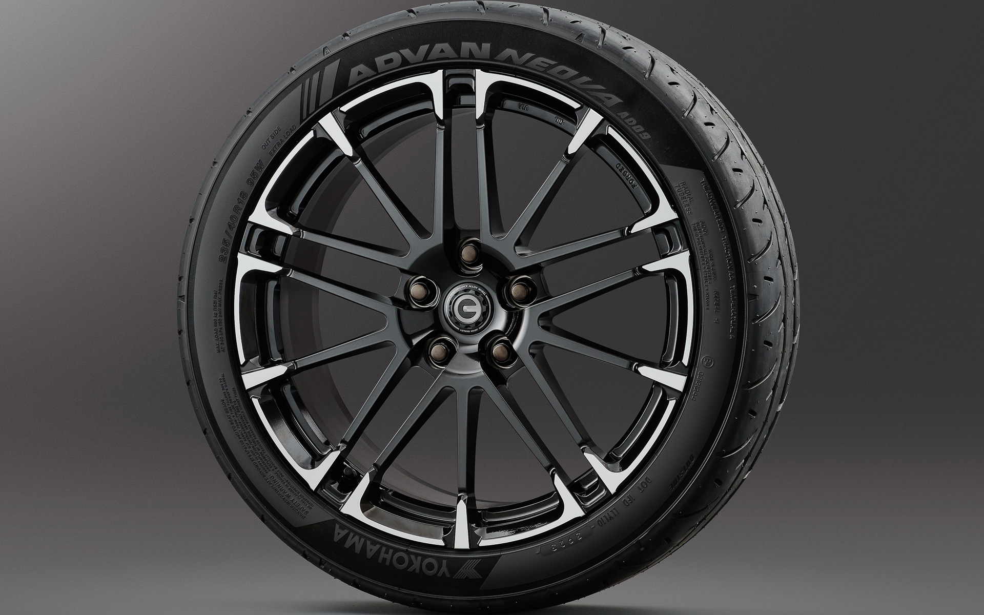 GR18インチ鍛造アルミホイール＆タイヤセット（カラー：ブラック×ポリッシュ）価格72万6000円。※空気圧警報システムなしは70万4000円