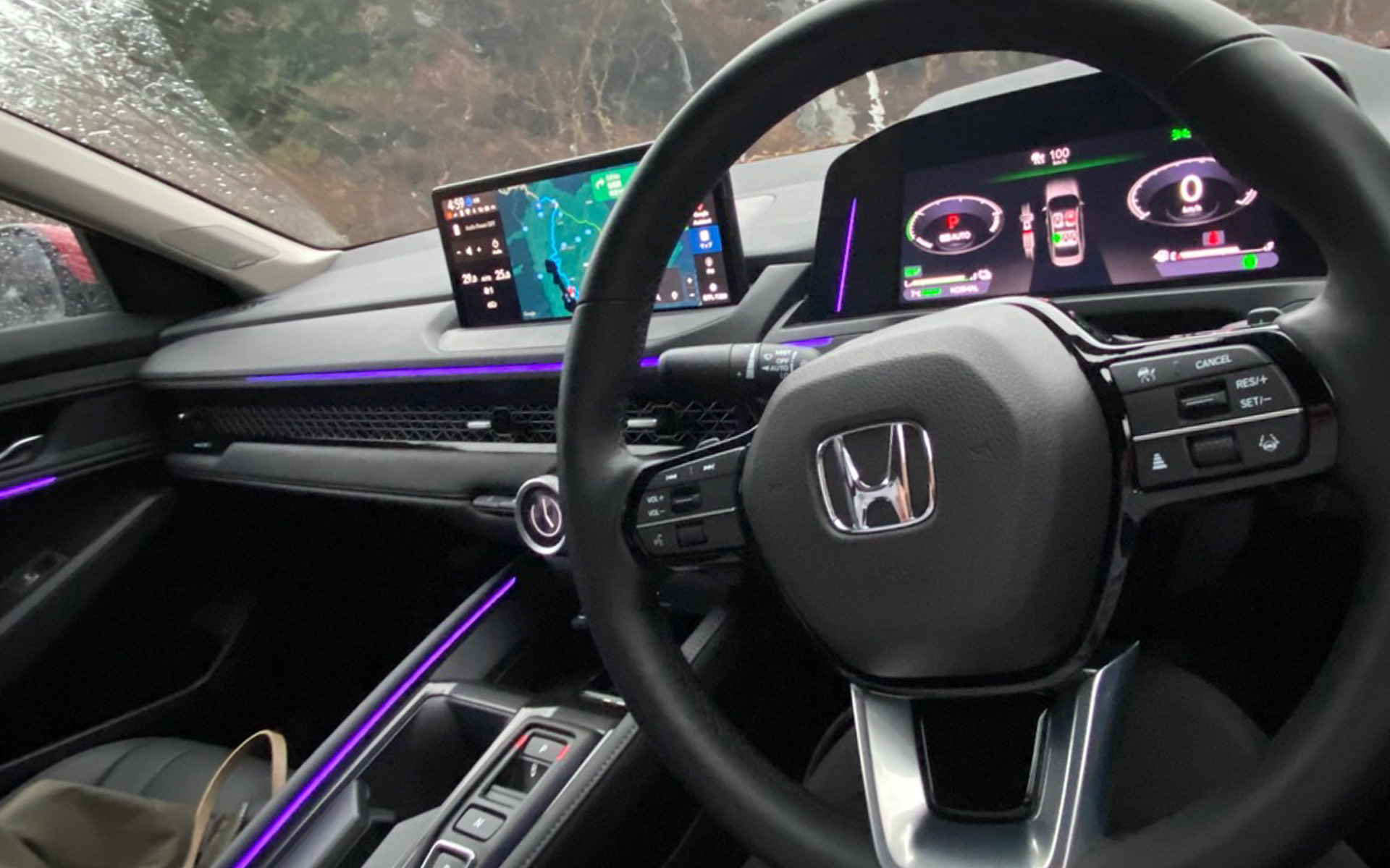 国内向けのホンダ車として初めて、Googleが搭載された新型アコード。音声操作では試しに「右のエアコンだけ2度上げて」とお願いしてみましたが、快く聞いてくれました（笑）。やっぱり便利ですね