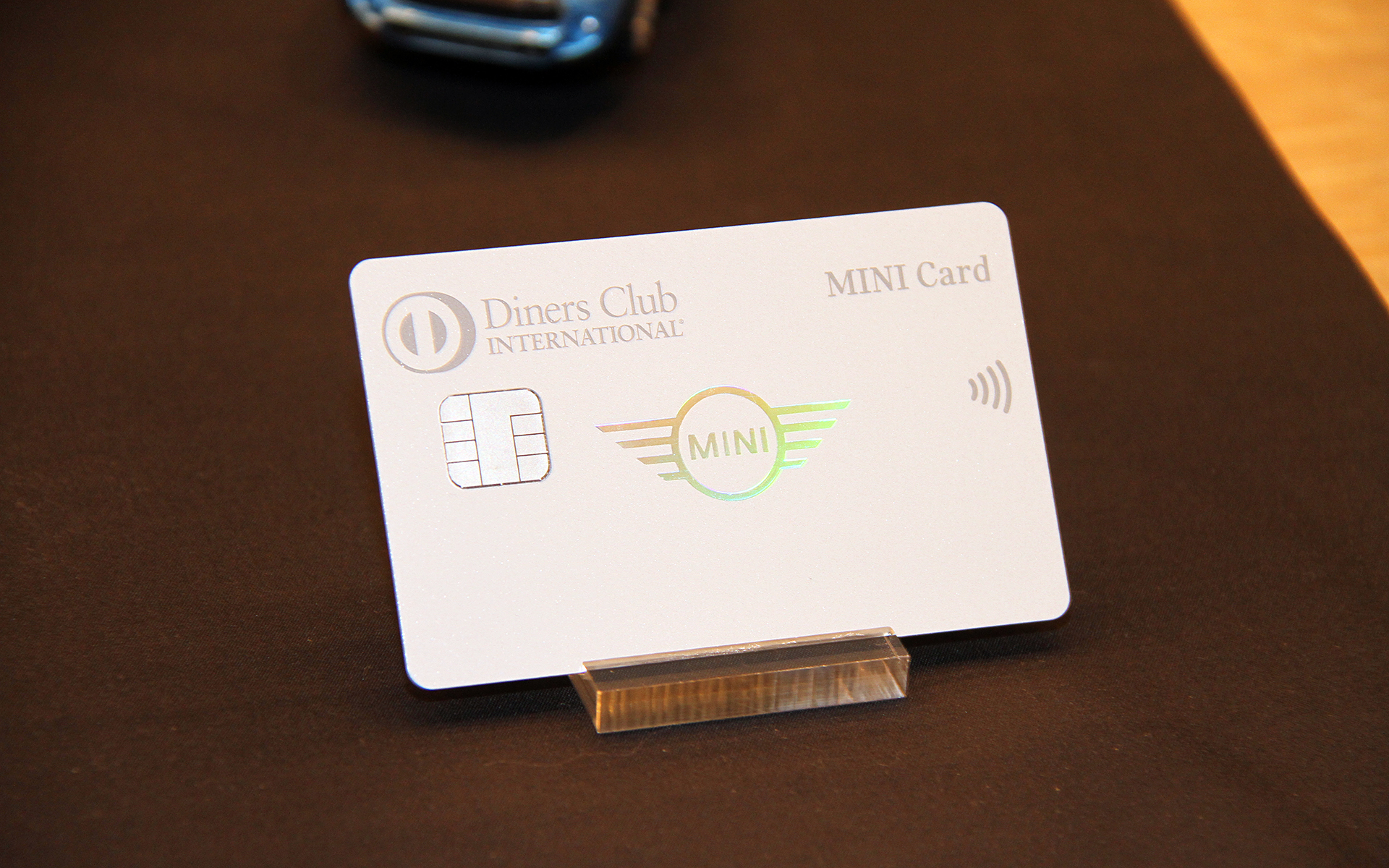 MINIダイナースカード。艶のある白をベースにMINIのロゴをホログラムであしらった