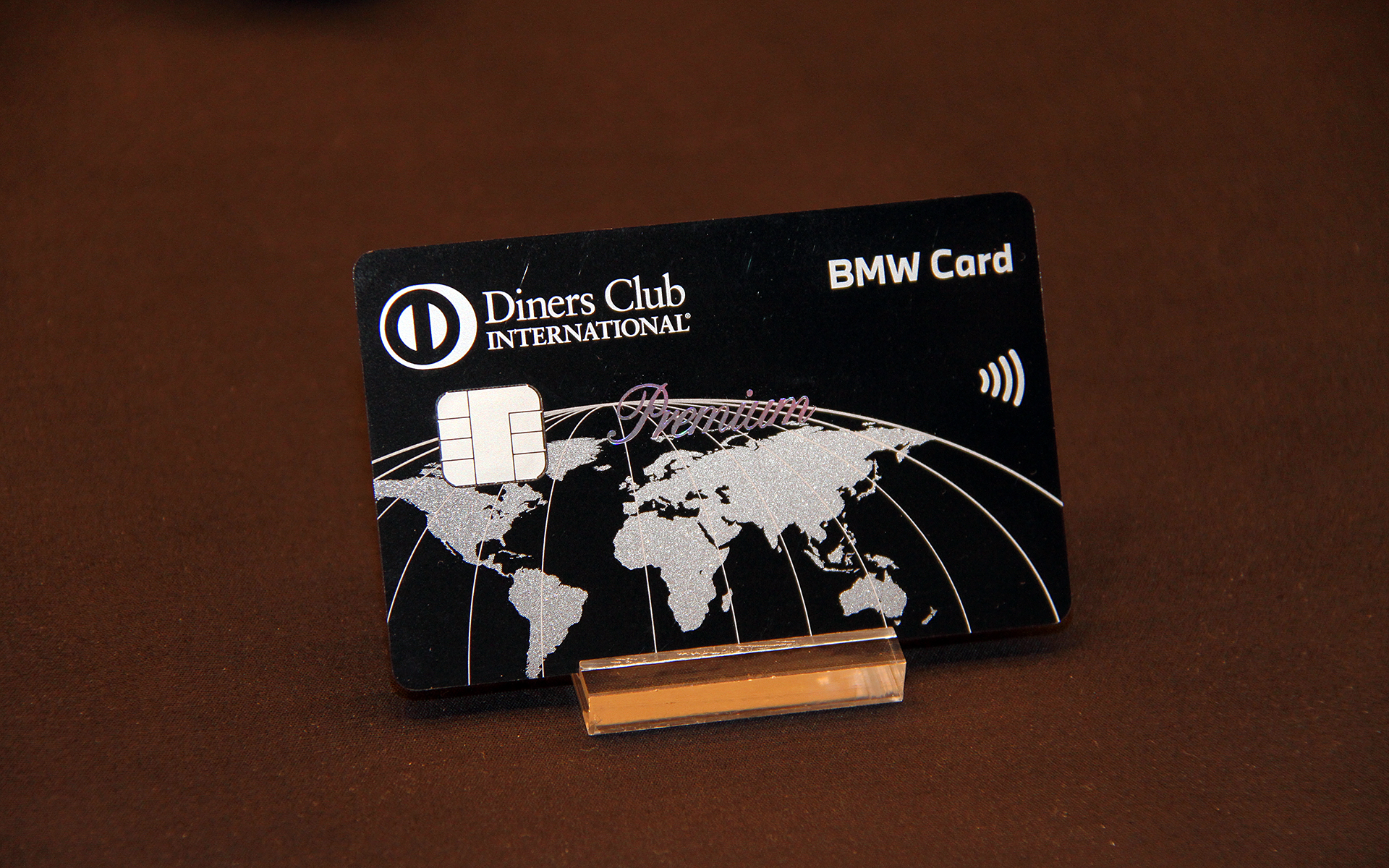 BMWプレミアム ダイナースカード。こちらのカードでMINIの車両購入代金の支払いはこれまでできなかったが、MINIダイナースカードの誕生によりそれが可能になった