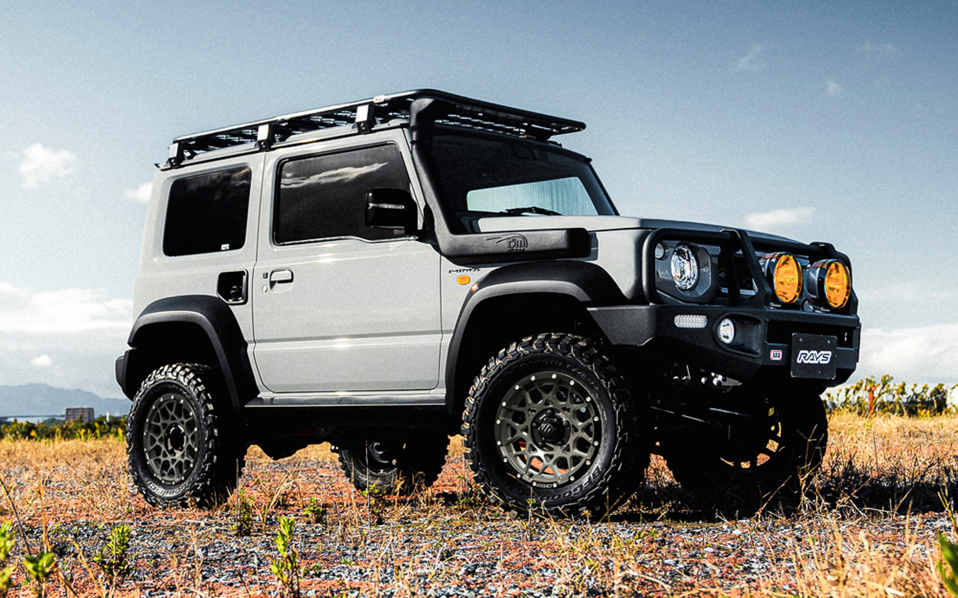 レイズの4WD＆SUV向けブランドTEAM DAYTONAから新作「M8 E-pro Coat」が発売された。写真はジムニーシエラの装着イメージ