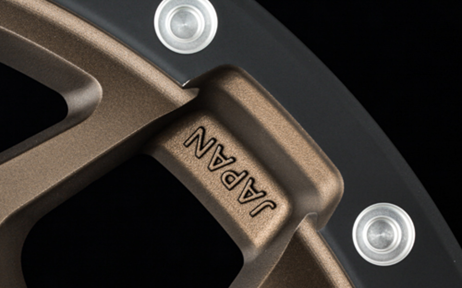 リムフランジの厚みを削り軽量化を実現