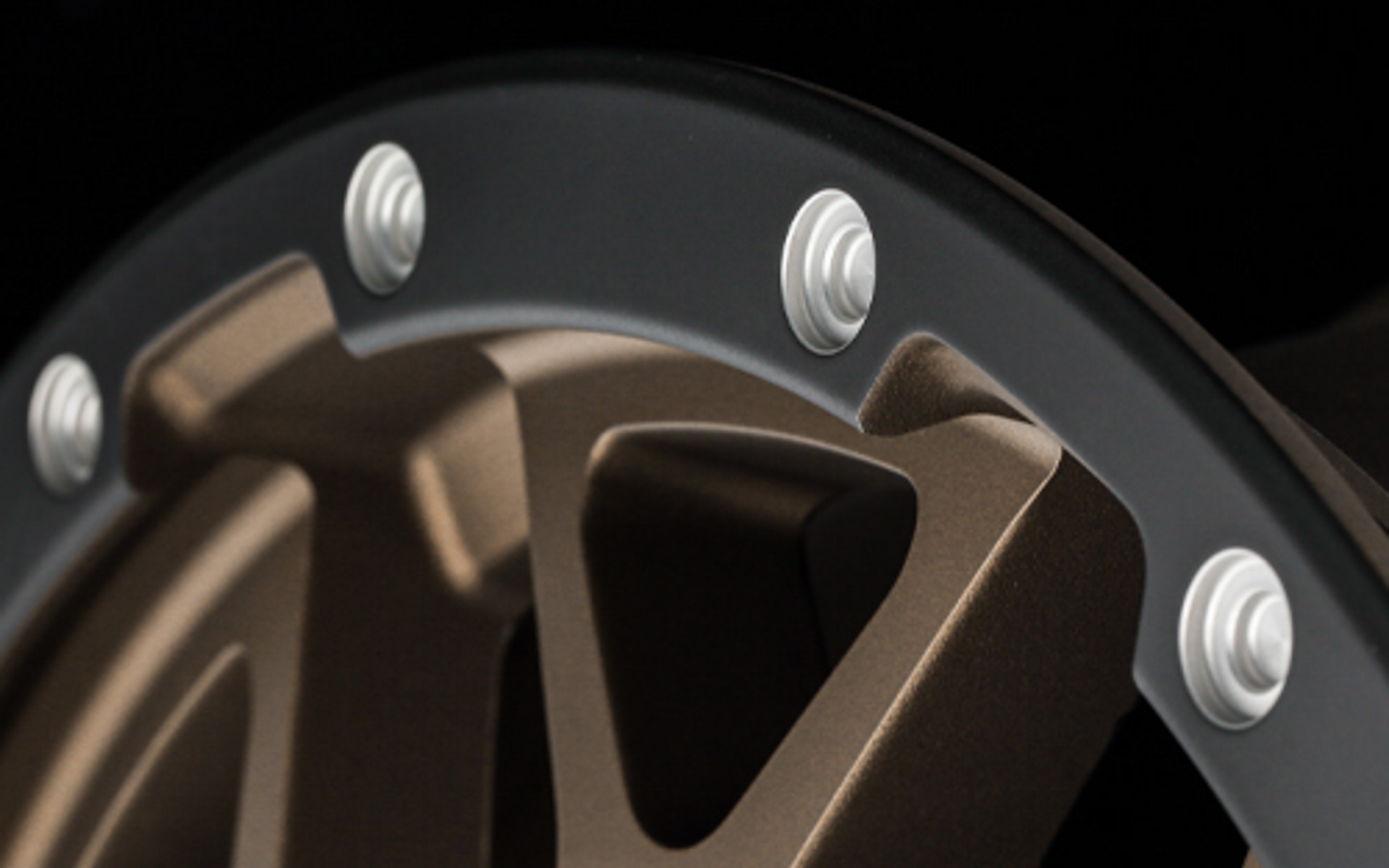 切削部のみに通電させて着色する塗装工法「E-pro coat」を使用