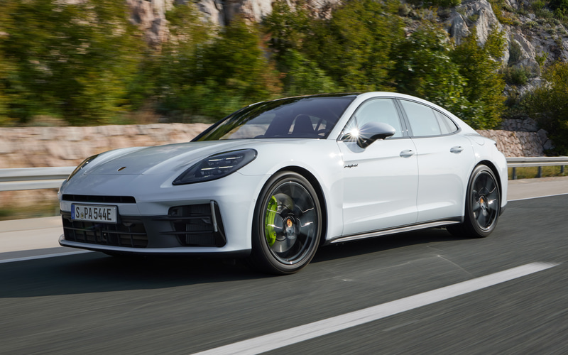 ポルシェ、V型8気筒ターボの新型「パナメーラターボ E-ハイブリッド