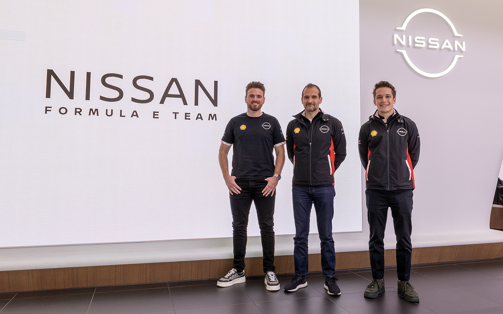 シェルモータースポーツ主催の報道陣向けカンファレンスには、シェルモータースポーツとパートナーシップを組む日産フォーミュラEチームからチーム代表兼マネージングディレクターのトマソ・ヴォルペ氏（中）、日産フォーミュラEチームのドライバーであるサッシャ・フェネストラズ氏（右）、同じくオリバー・ローランド氏（左）が出席した