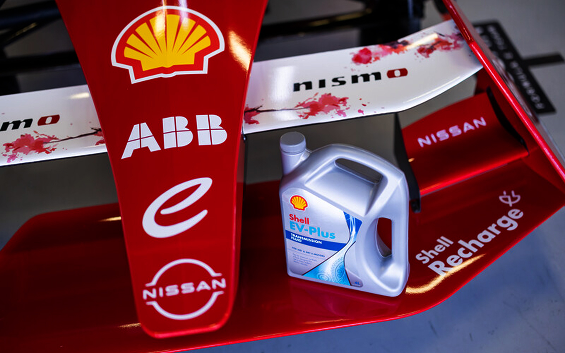 シェルの電動パワートレーン専用フルード「Shell EV-Plus」。日産フォーミュラEマシンでは、進化させたジェネレーション3（Gen3）用の「Shell EV-Plus サーマルフルード」を使用する