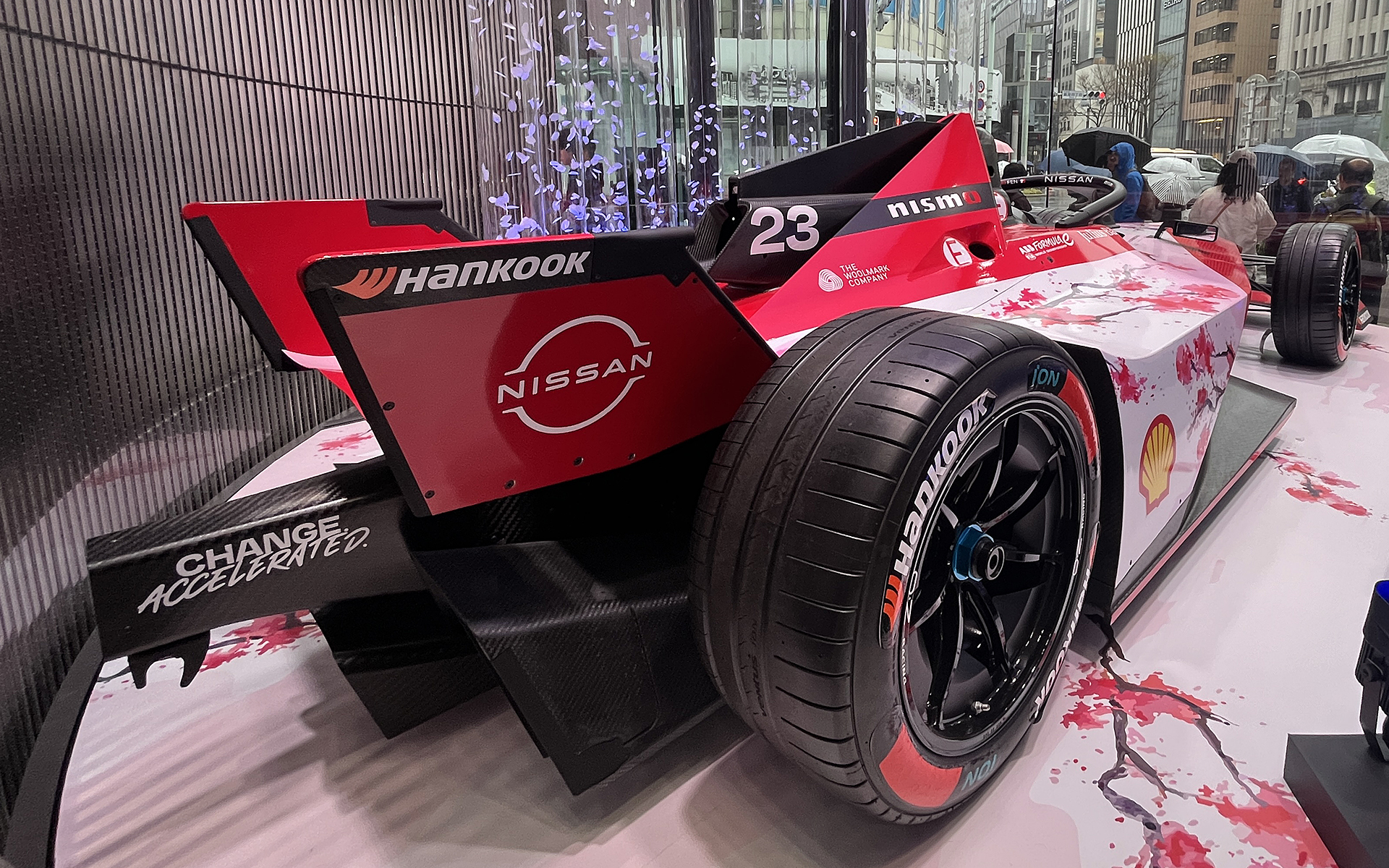 電動パワートレーン専用フルード「Shell EV-Plus サーマルフルード」や「Eトランスミッションフルード」をシェルモータースポーツが日産フォーミュラEチームの協力のもと開発。マシンサイドにシェルのマークが貼られている