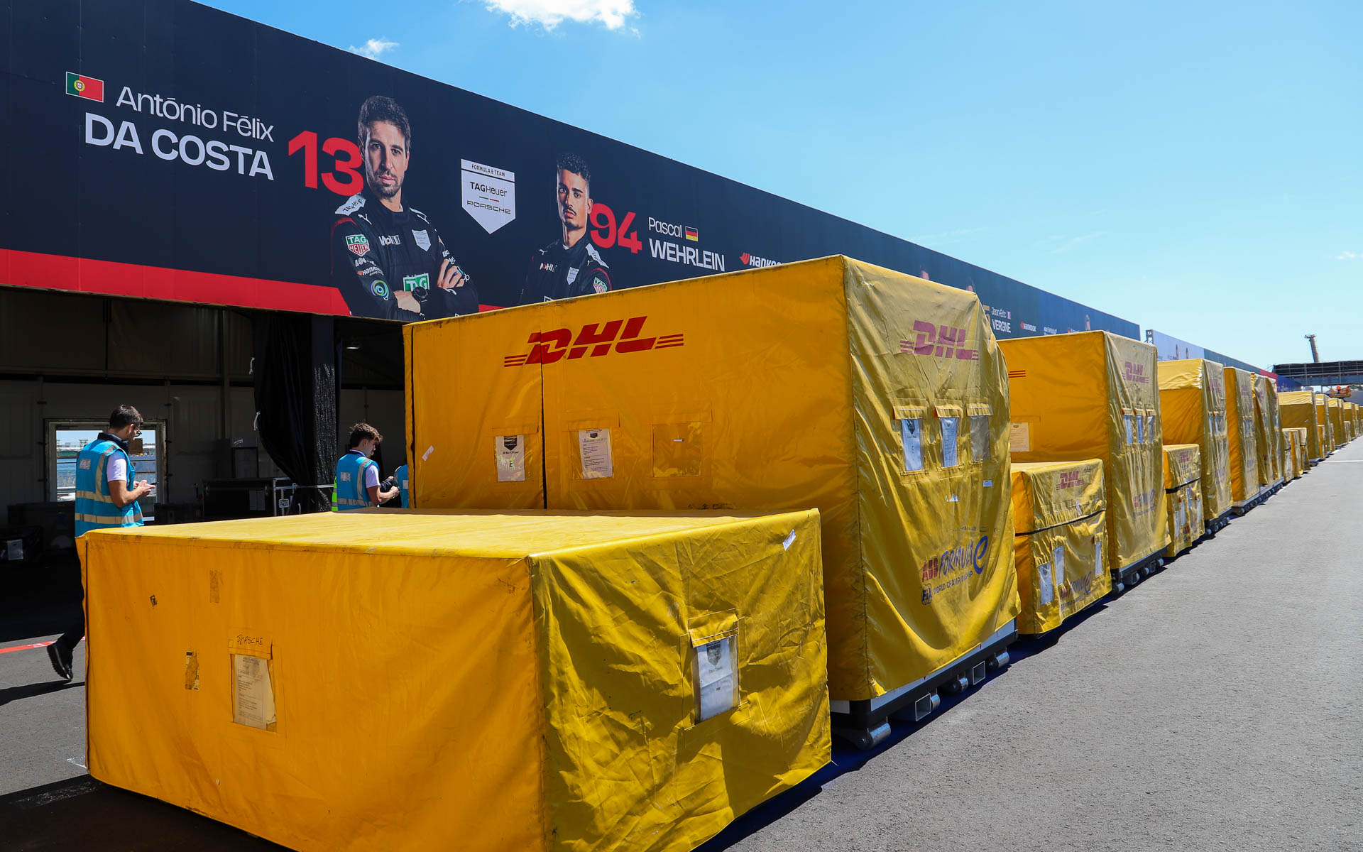 3月16日にブラジル・サンパウロで開催されたレース後に運ばれてきた機材が並ぶ