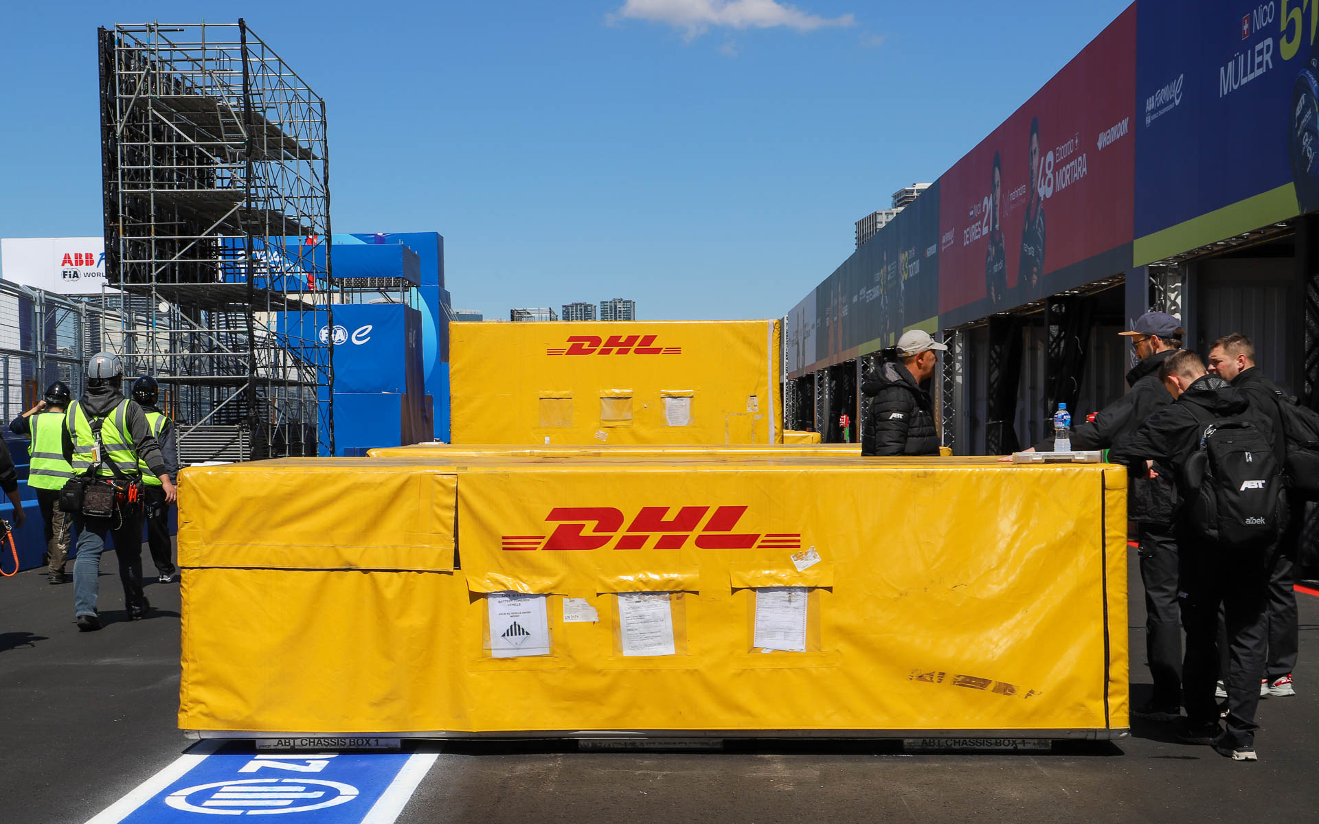 チームのクルーがパッケージの開封時間を待っていた