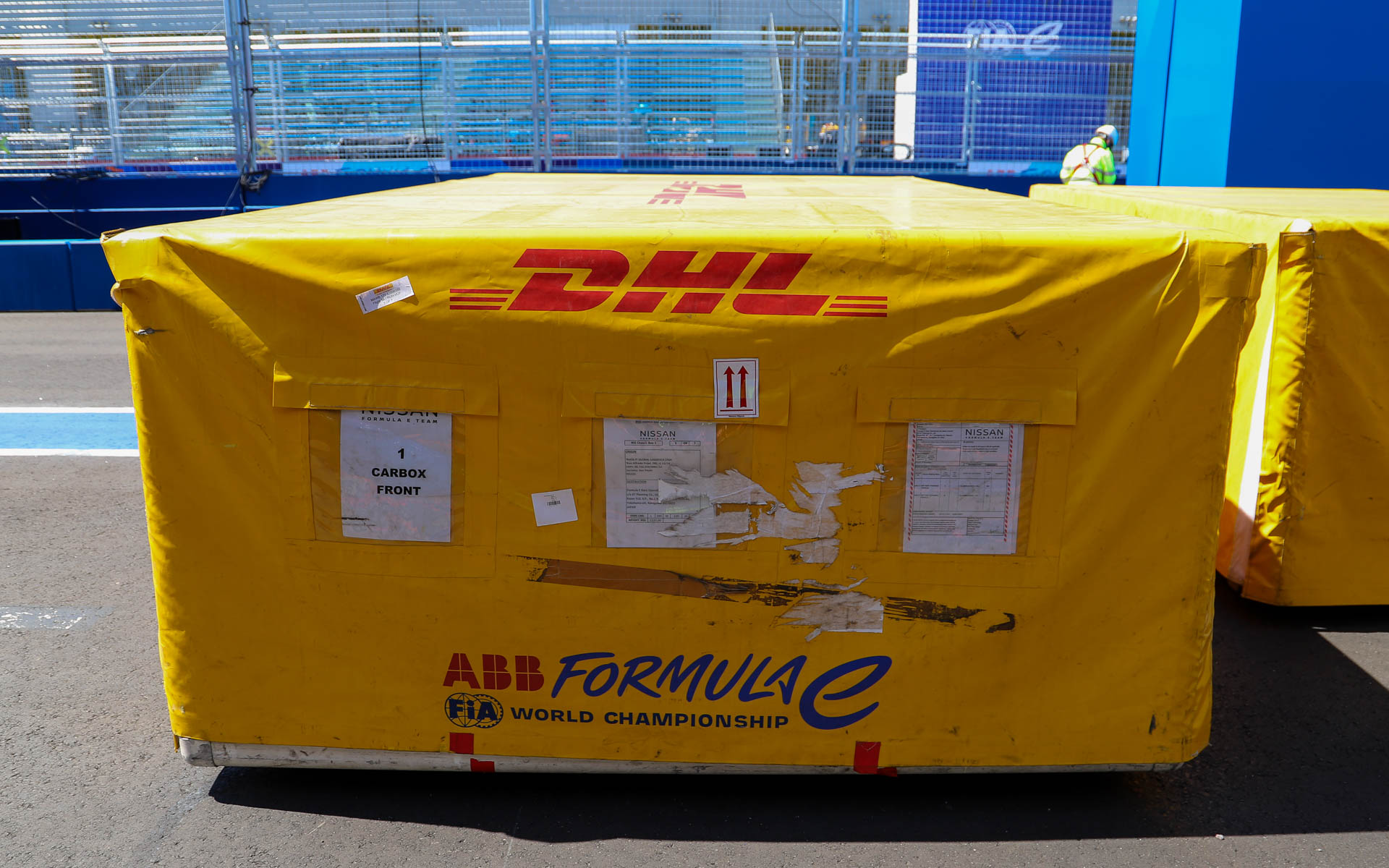 きれいに並べられているパッケージには、大きいものが交換パーツなど、小さいものがフォーミュラEマシンとバッテリ、スペアのシャシーなどが入っているという