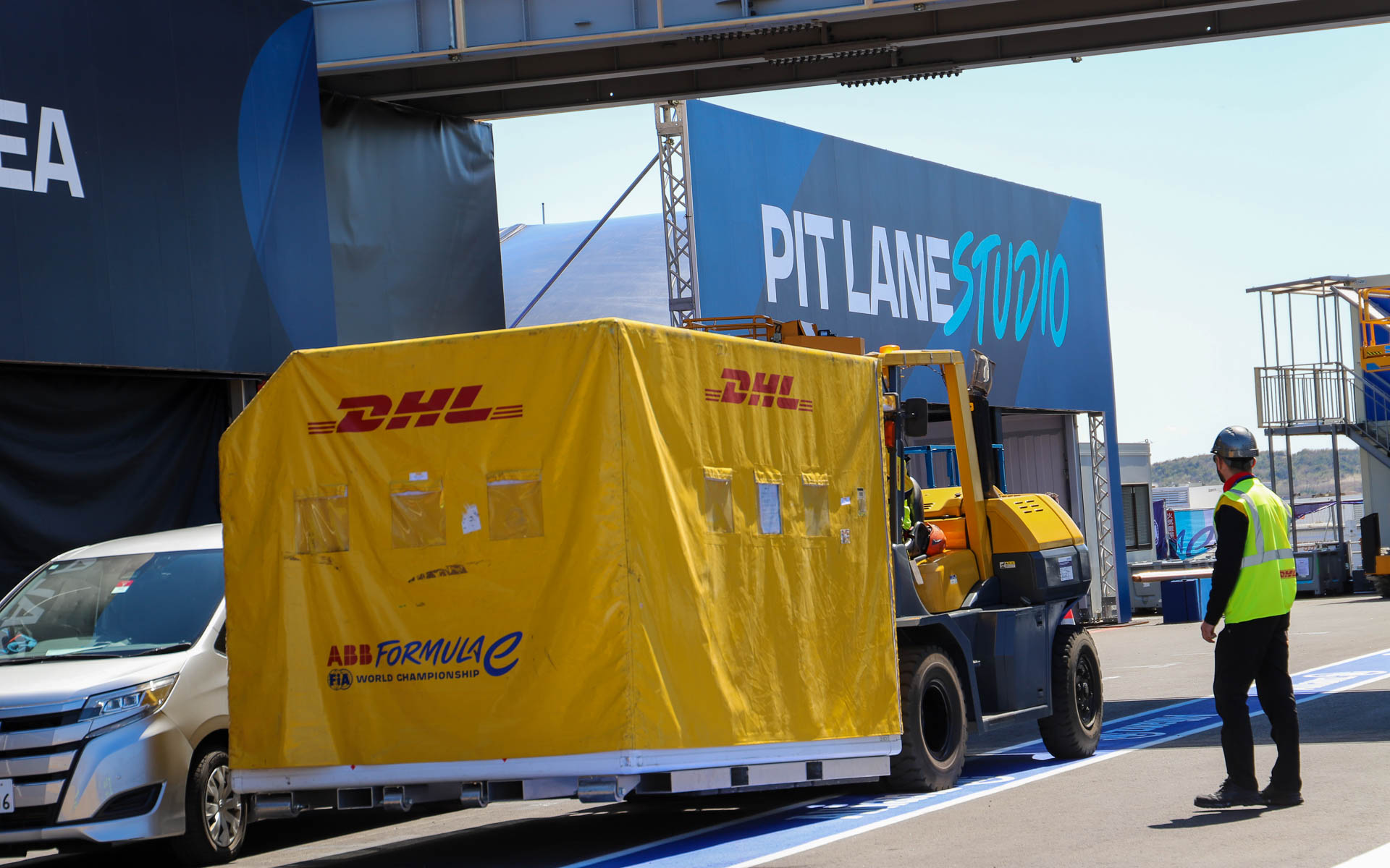 パッケージを運ぶフォークリフトも専用品とのこと