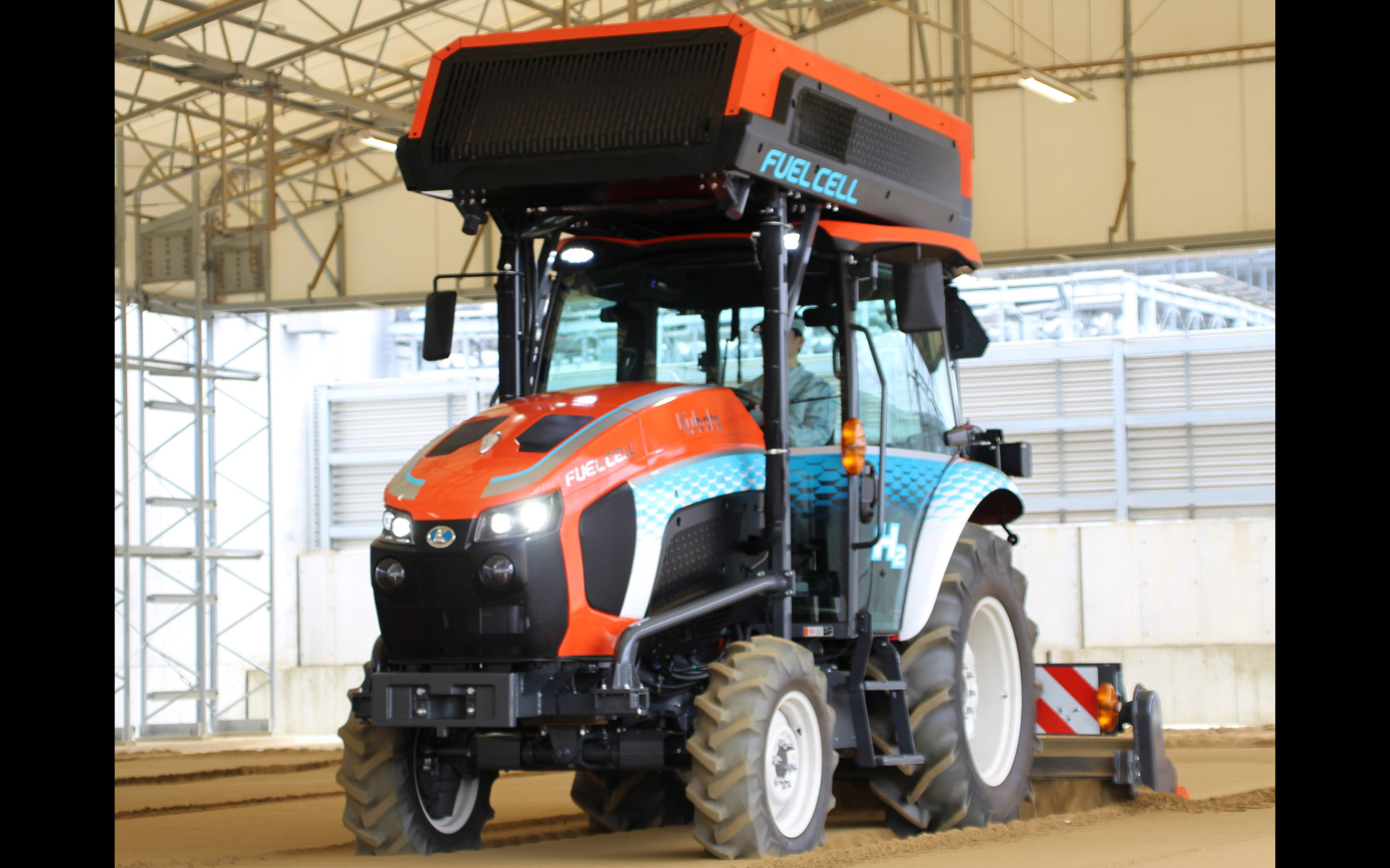 クボタが公開した水素燃料電池トラクタ（FCトラクタ）の新たな試作機