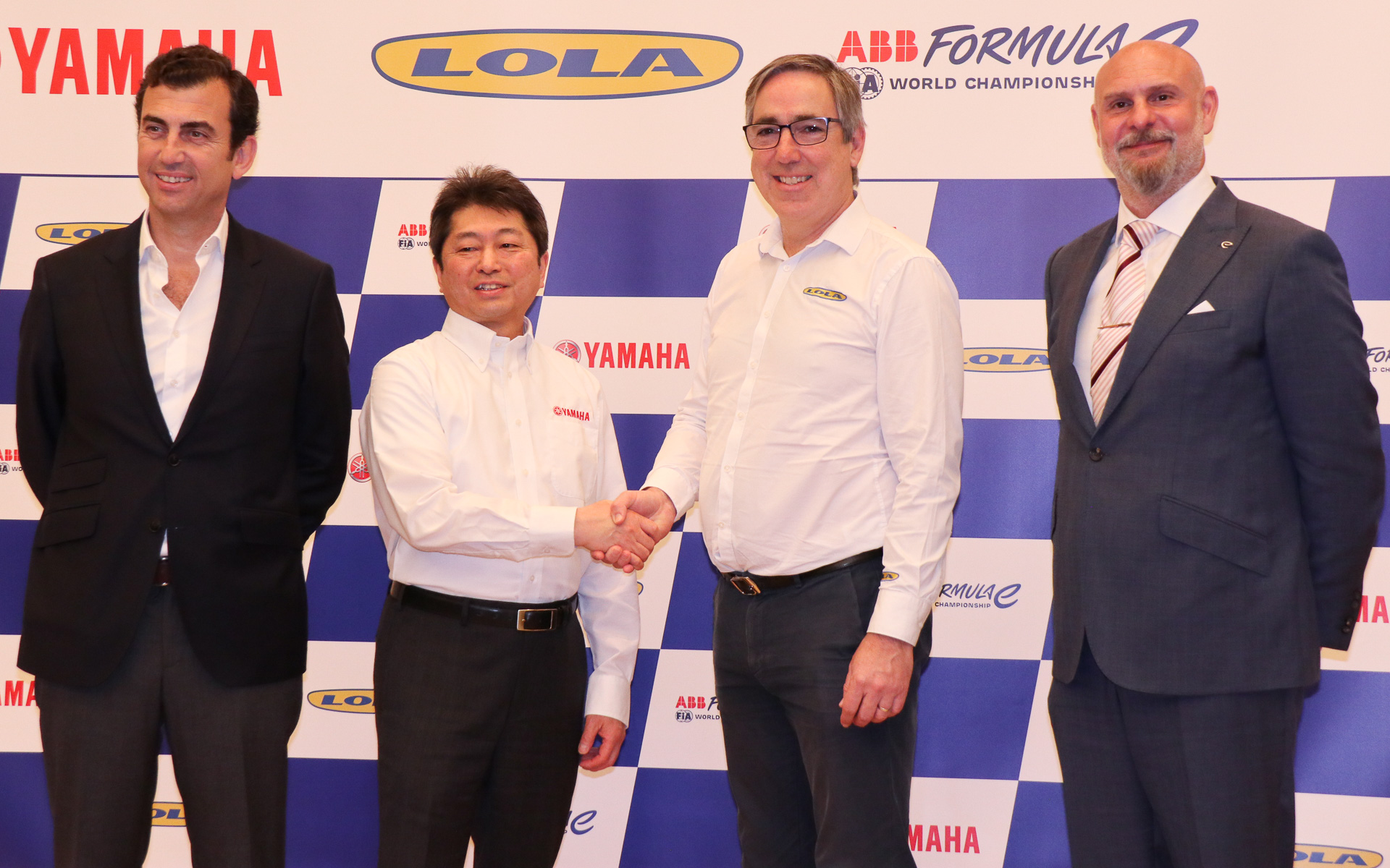 左からフォーミュラEのアルベルト・ロンゴ氏、ヤマハ発動機株式会社 取締役 常務執行役員 丸山平二氏、Lola Cars Ltd モータースポーツディレクター マーク・プレストン氏、フォーミュラEのジェフ・ドッズ氏が記者会見に出席