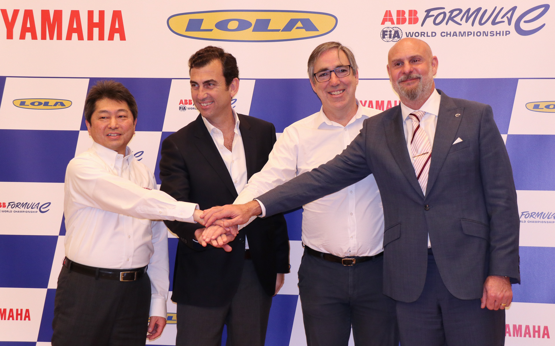 ヤマハとローラ、フォーミュラEの結束の強さもフォトセッションでアピールされた