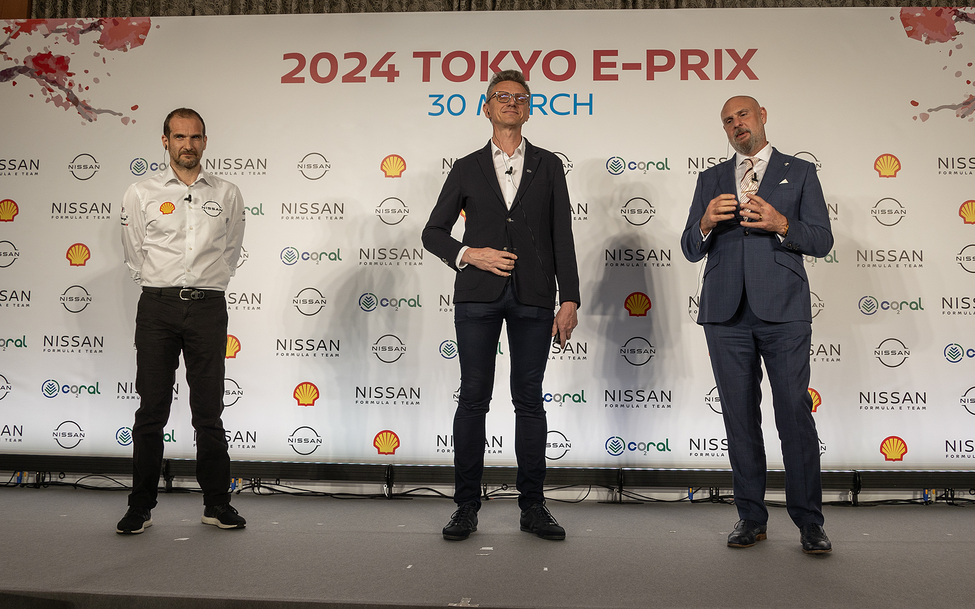 壇上に登場した特別ゲスト。右からフォーミュラEの最高経営責任者 ジェフ・ドッズ氏、そしてFIA シニア サーキット スポーツディレクターのマレク・ナワレツキ氏。左は日産フォーミュラEチームの監督 トマソ・ヴォルペ氏