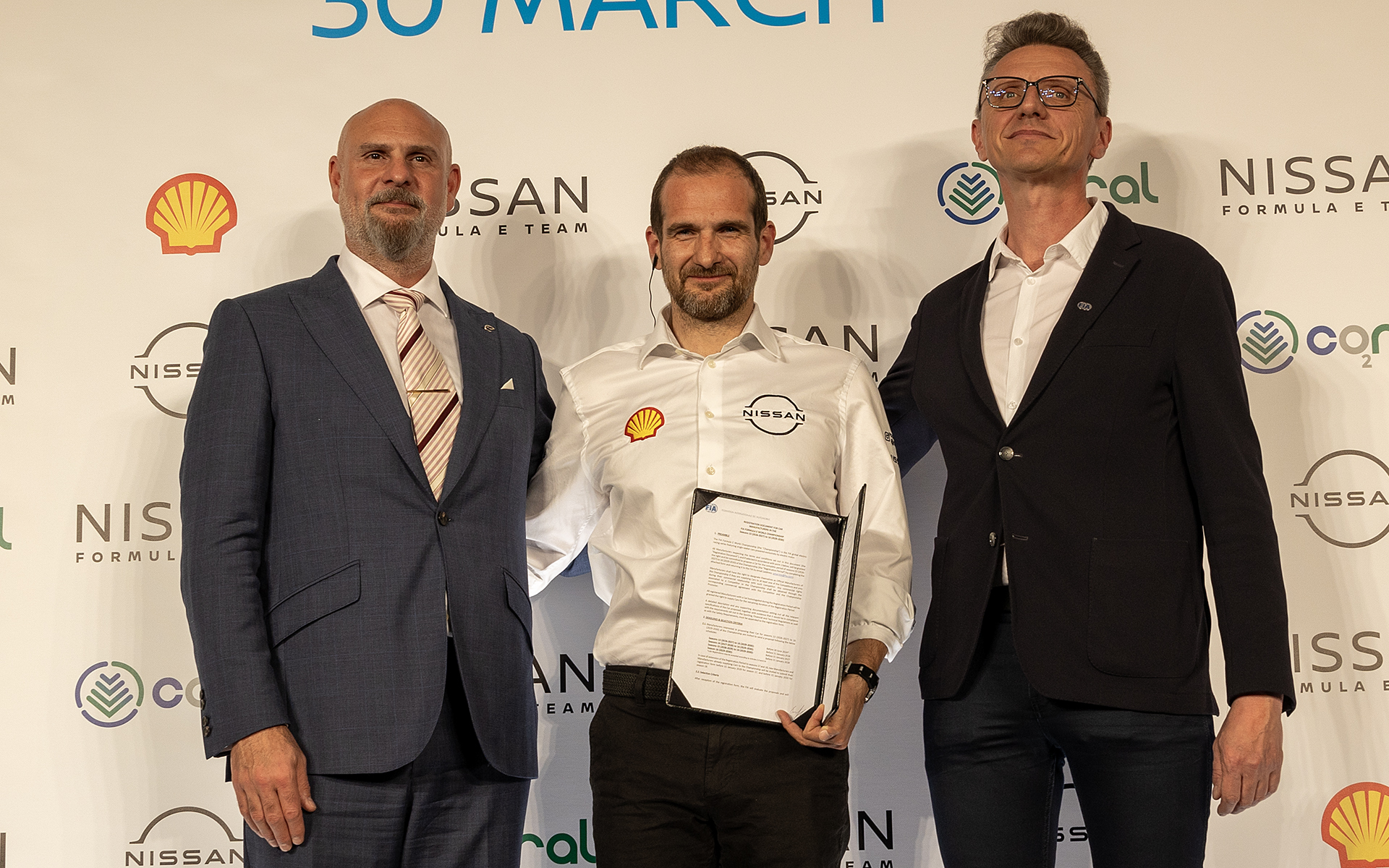 契約書を持っての記念撮影で日産フォーミュラEチームの2030年までの参戦契約の発表会は終了した