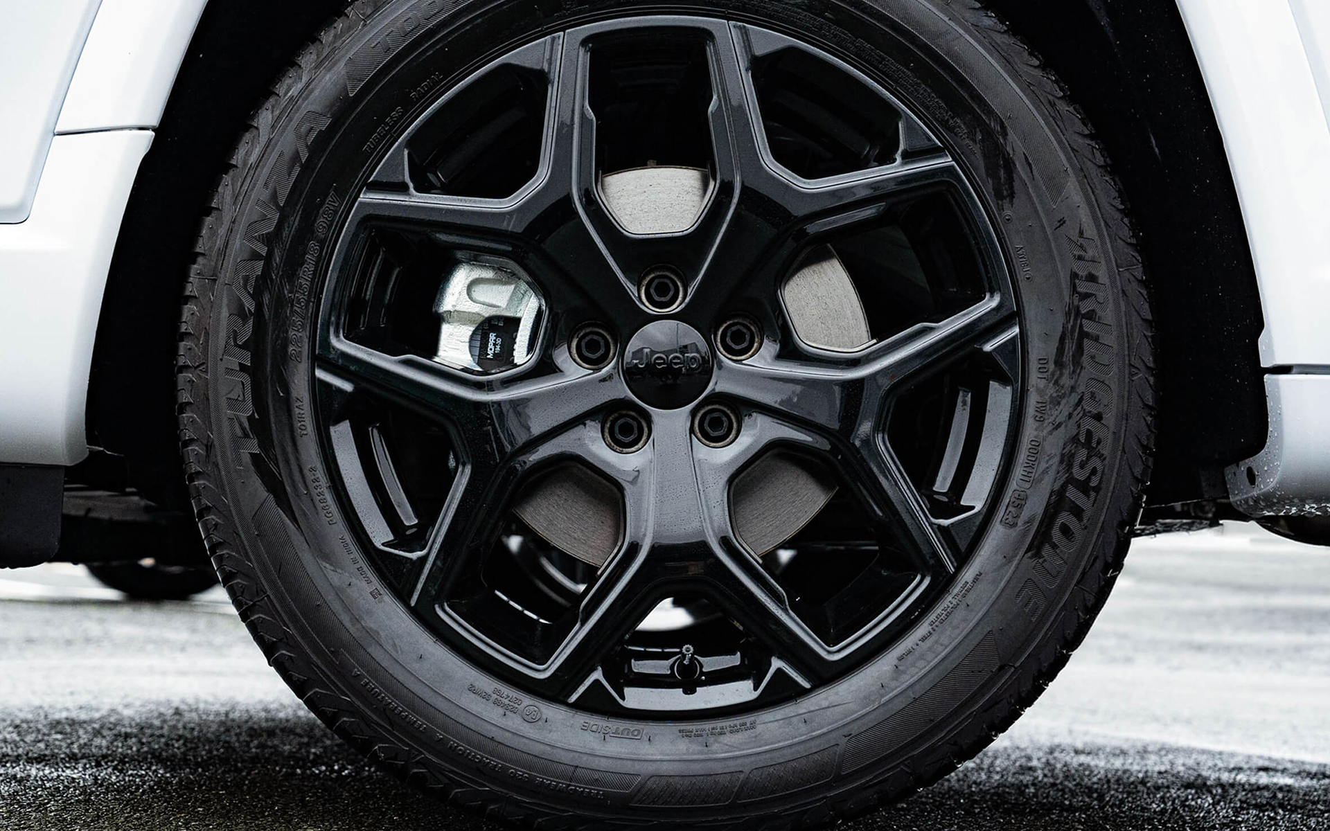 エクステリアにブラックパーツを、インテリアにレッドカラーをアクセントとして採用