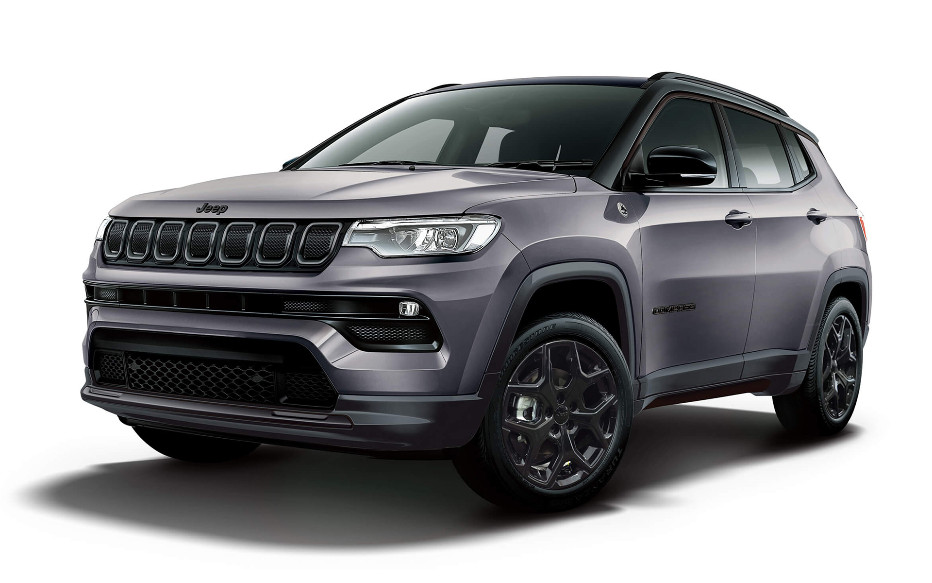 エクステリアにブラックパーツを、インテリアにレッドカラーをアクセントとして採用