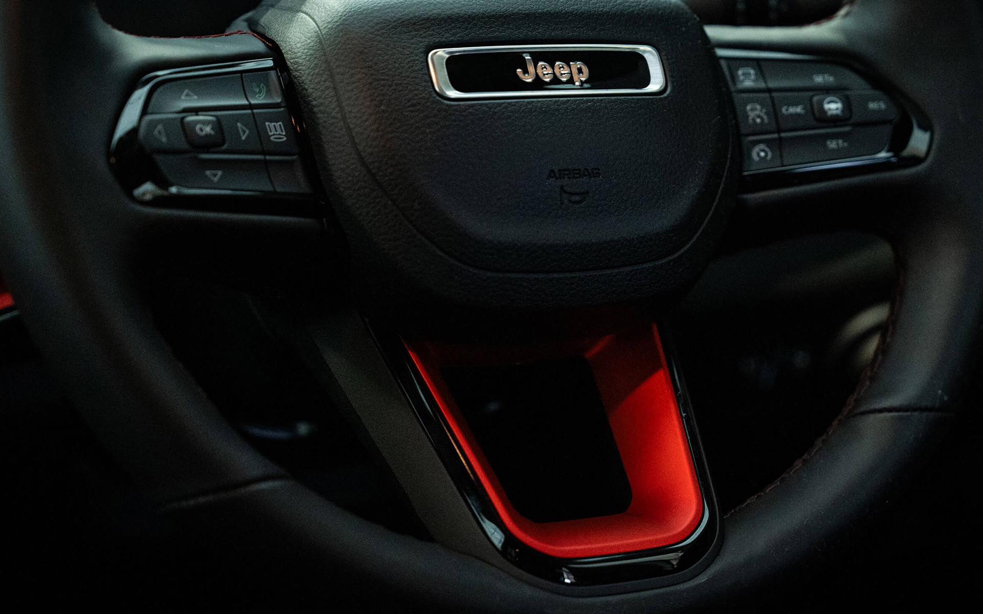 エクステリアにブラックパーツを、インテリアにレッドカラーをアクセントとして採用