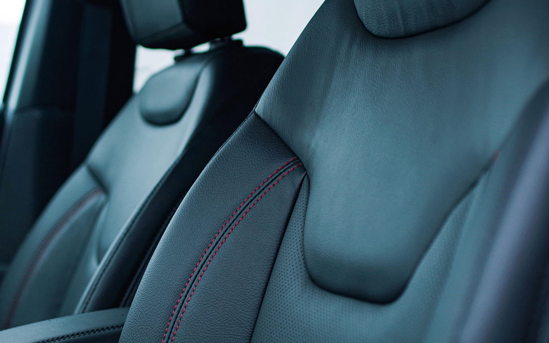 エクステリアにブラックパーツを、インテリアにレッドカラーをアクセントとして採用