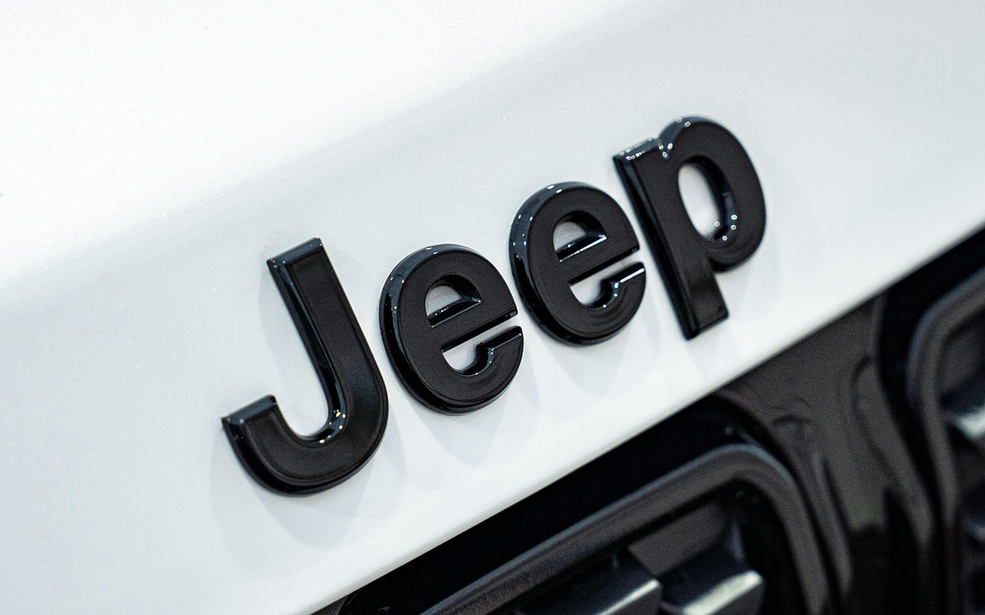 エクステリアにブラックパーツを、インテリアにレッドカラーをアクセントとして採用