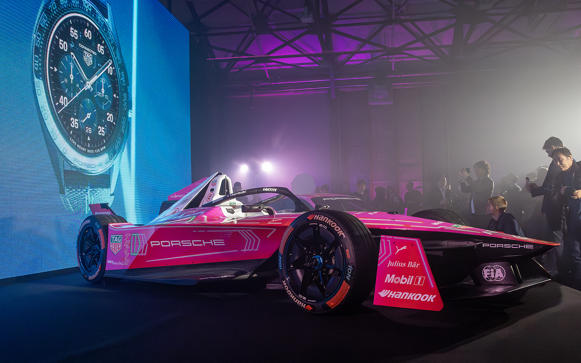 ポルシェとタグ・ホイヤーのユーザーを対象としたパーティ「Formula E 2024 Activation VIP EVENT」では「2024 TOKYO E-PRIX」用の特別デザイン画が施された「ポルシェ 99X エレクトリック Gen3」が公開された