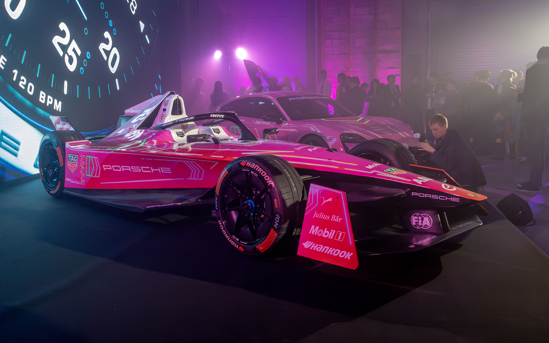 ヴィッツェンドルフ氏とセラー氏の登壇のあと、ステージ上のクルマが公開された。現れたのは2024 TOKYO E-PRIX用のスペシャルデザイン画が施されたポルシェのフォーミュラEマシン「ポルシェ 99X エレクトリック Gen3」