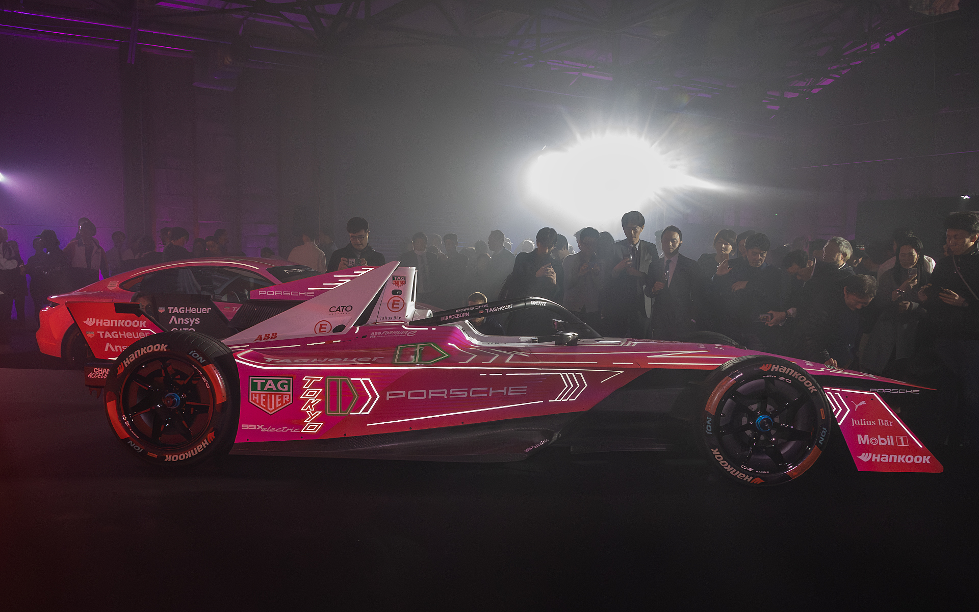 「ポルシェ 99X エレクトリック Gen3」。デザインコンセプトは東京のストリート、そして自動車文化への視覚的なオマージュによるもの